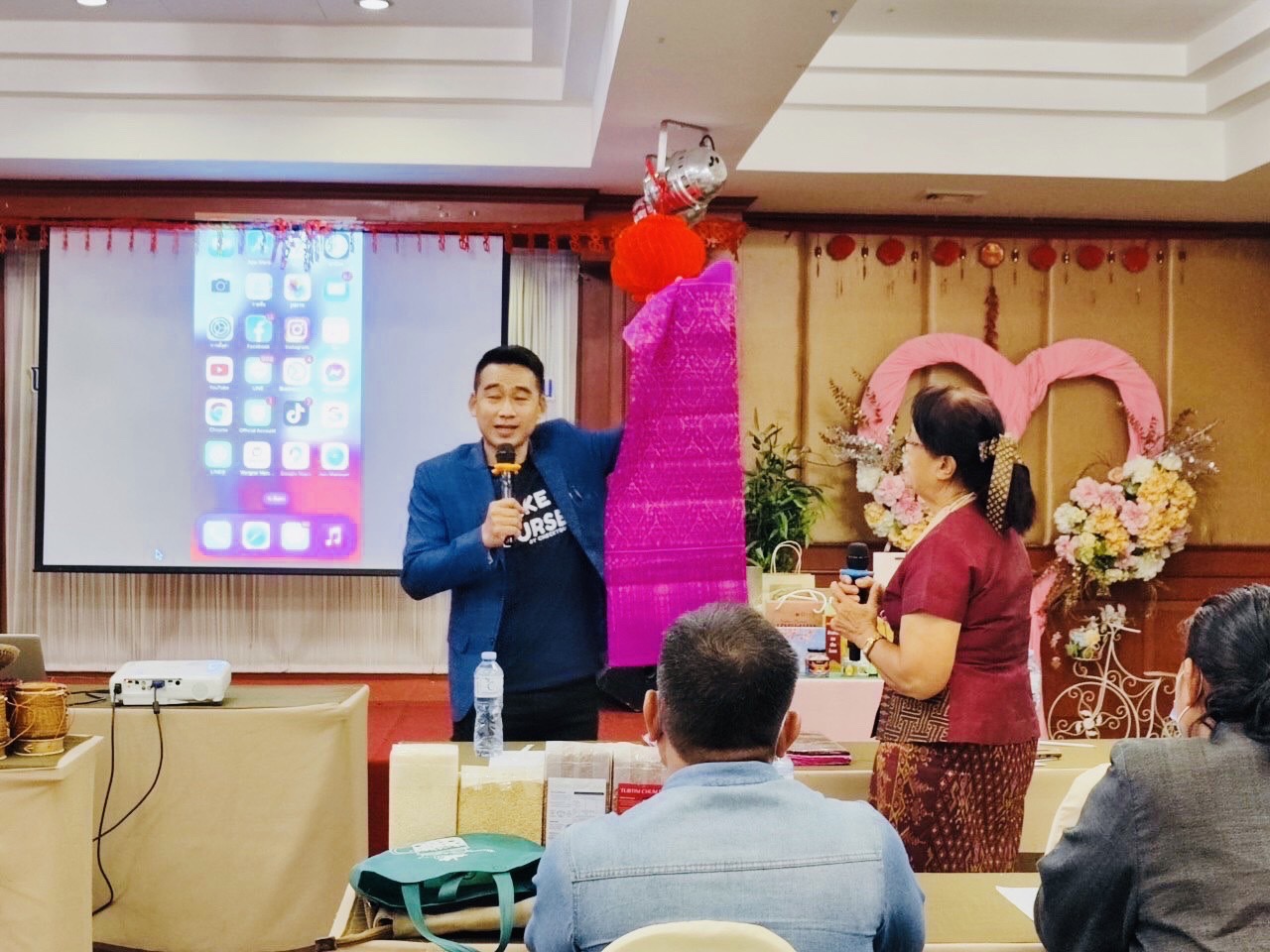 พช. ขอนแก่น : จัดประชุมผู้ผลิต ผู้ประกอบการ OTOP เพื่อยกระดับภูมิปัญญาท้องถิ่นสู่มาตรฐานสากล โดยเครือข่ายองค์ความรู้ KBO