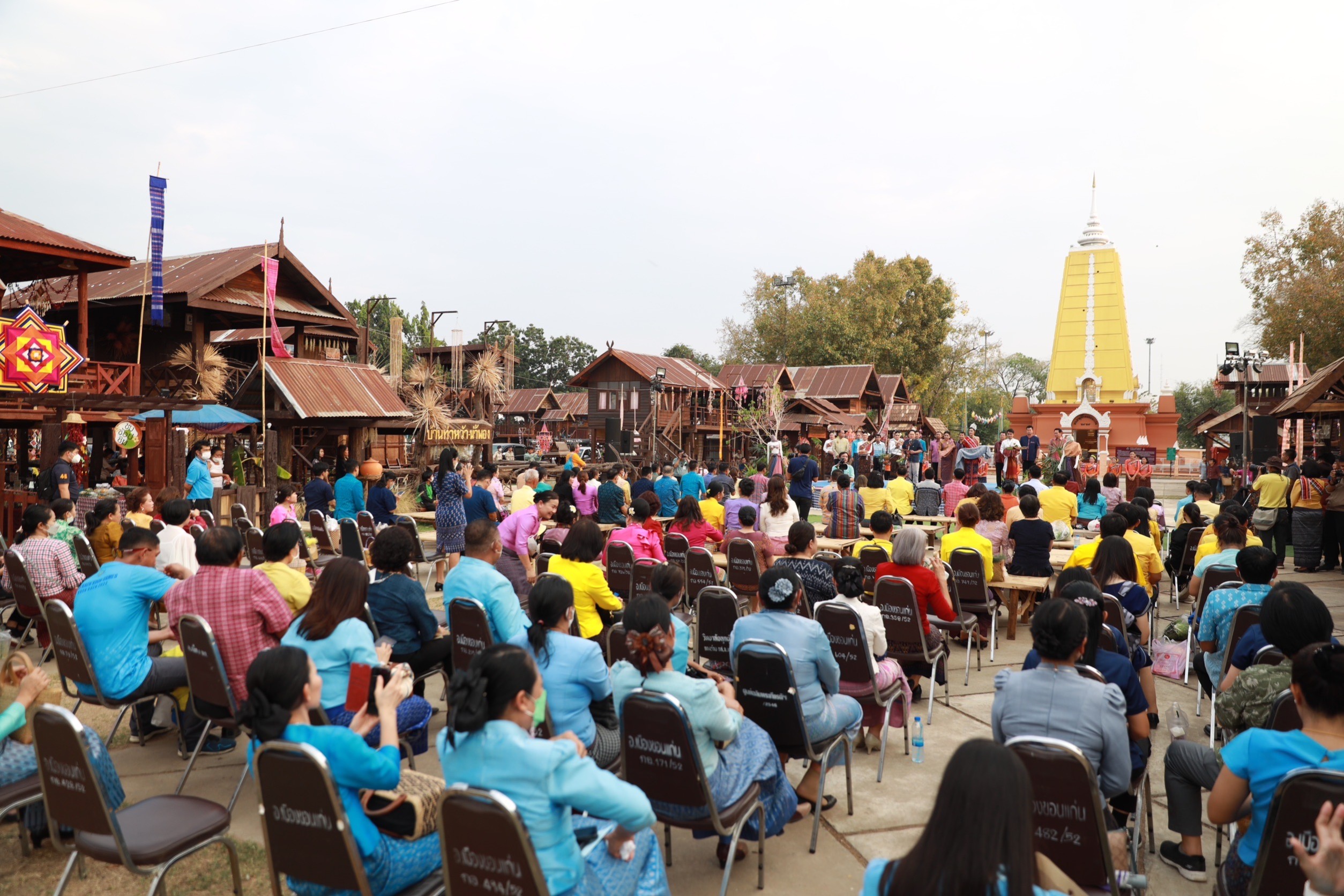 จังหวัดขอนแก่น กระตุ้นเศรษฐกิจฐานราก จัดงาน “ตลาดนัดผักปลอดภัย ผ้าไหม ไก่ย่าง” กระจายรายได้สู่ชุมชน