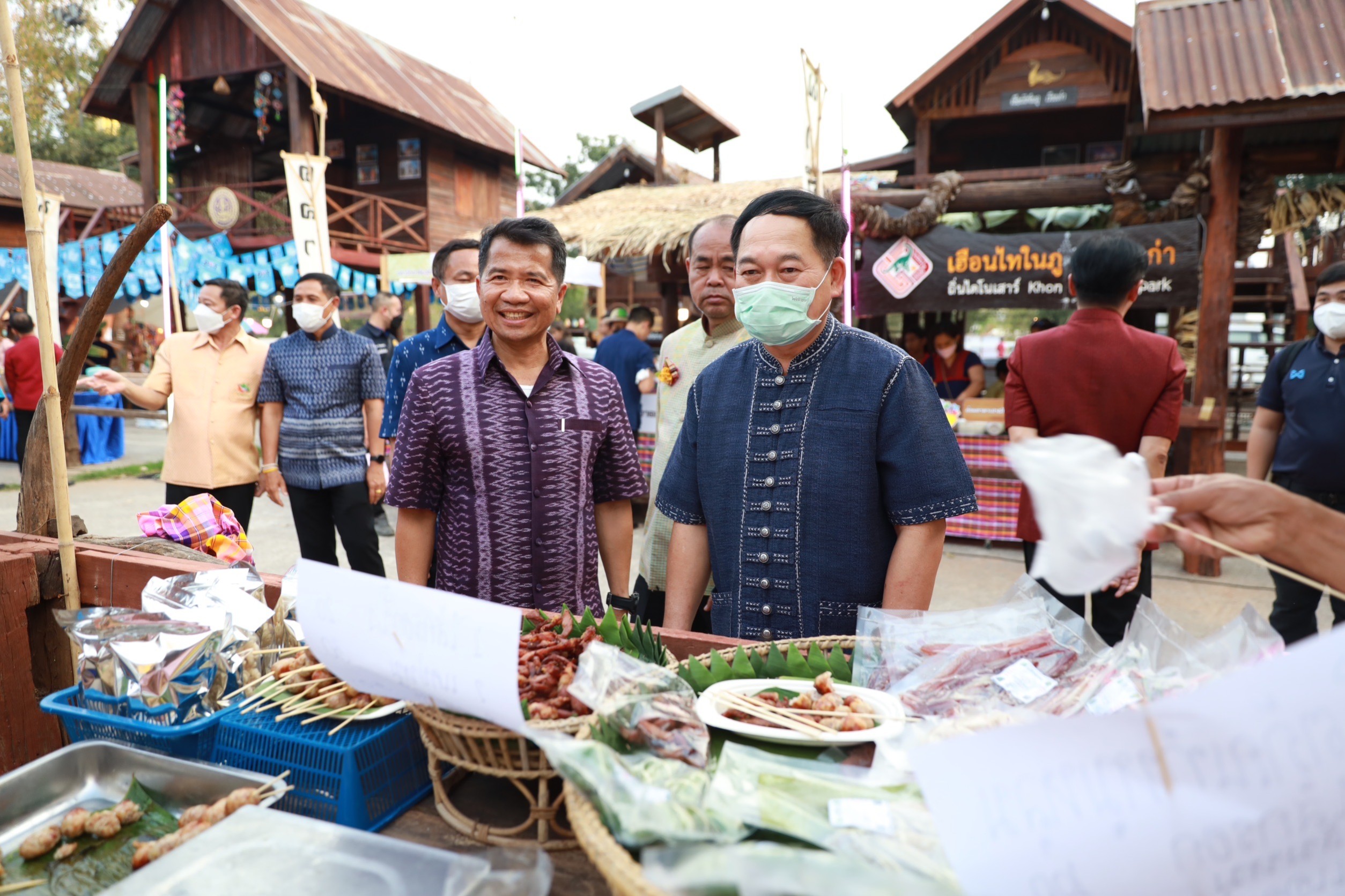 จังหวัดขอนแก่น กระตุ้นเศรษฐกิจฐานราก จัดงาน “ตลาดนัดผักปลอดภัย ผ้าไหม ไก่ย่าง” กระจายรายได้สู่ชุมชน
