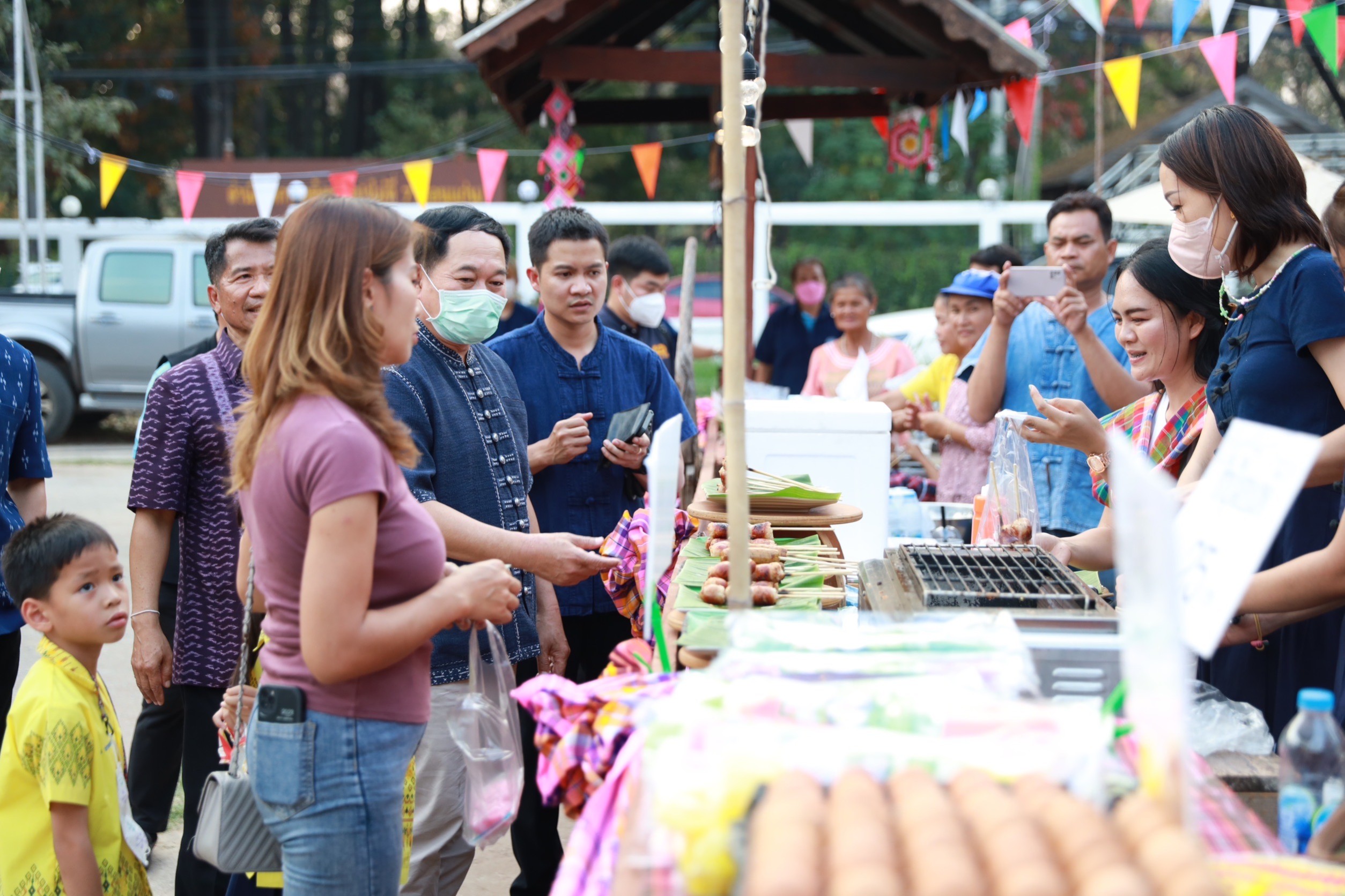 จังหวัดขอนแก่น กระตุ้นเศรษฐกิจฐานราก จัดงาน “ตลาดนัดผักปลอดภัย ผ้าไหม ไก่ย่าง” กระจายรายได้สู่ชุมชน
