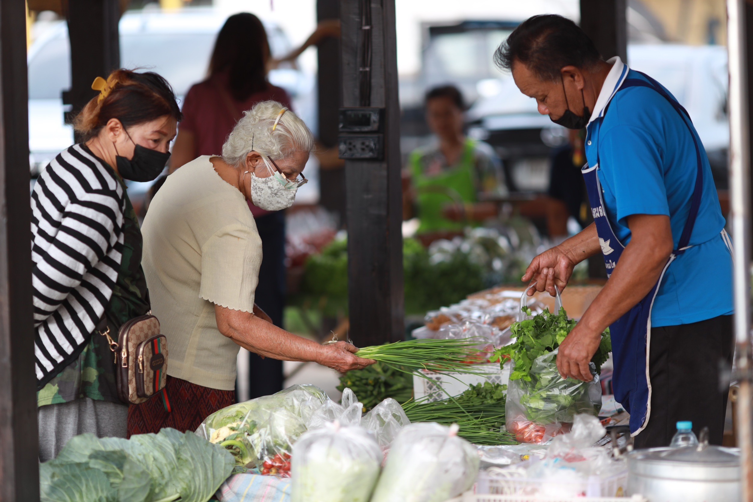 จังหวัดขอนแก่น กระตุ้นเศรษฐกิจฐานราก จัดงาน “ตลาดนัดผักปลอดภัย ผ้าไหม ไก่ย่าง” กระจายรายได้สู่ชุมชน