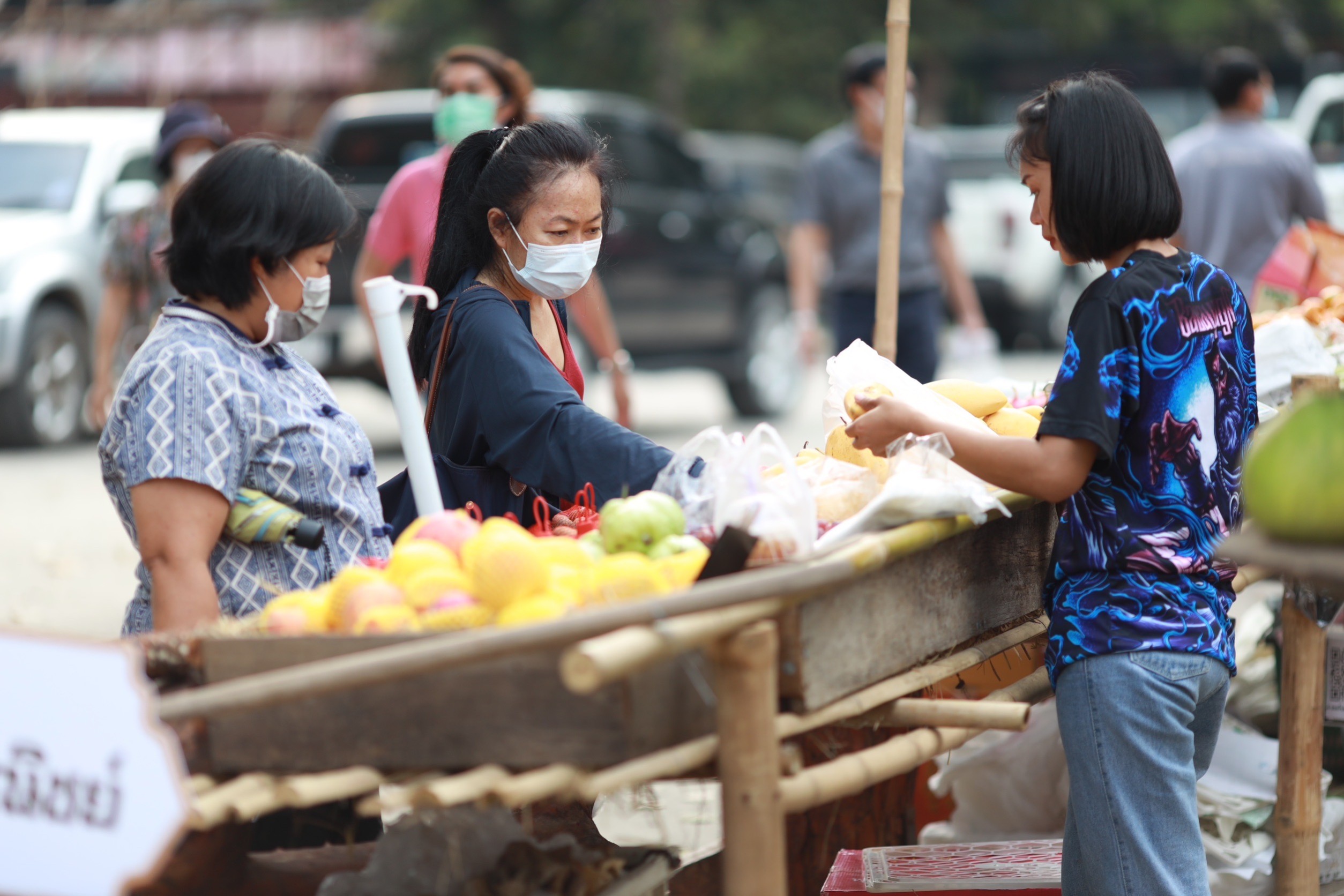 จังหวัดขอนแก่น กระตุ้นเศรษฐกิจฐานราก จัดงาน “ตลาดนัดผักปลอดภัย ผ้าไหม ไก่ย่าง” กระจายรายได้สู่ชุมชน