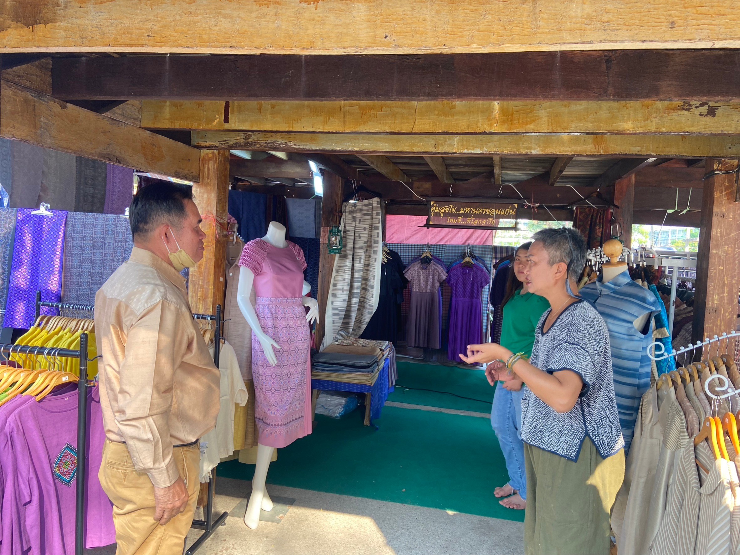 ?จังหวัดขอนแก่น กระตุ้นเศรษฐกิจฐานราก จัดงาน “ตลาดนัดผักปลอดภัย ผ้าไหม ไก่ย่าง” กระจายรายได้สู่ชุมชน
