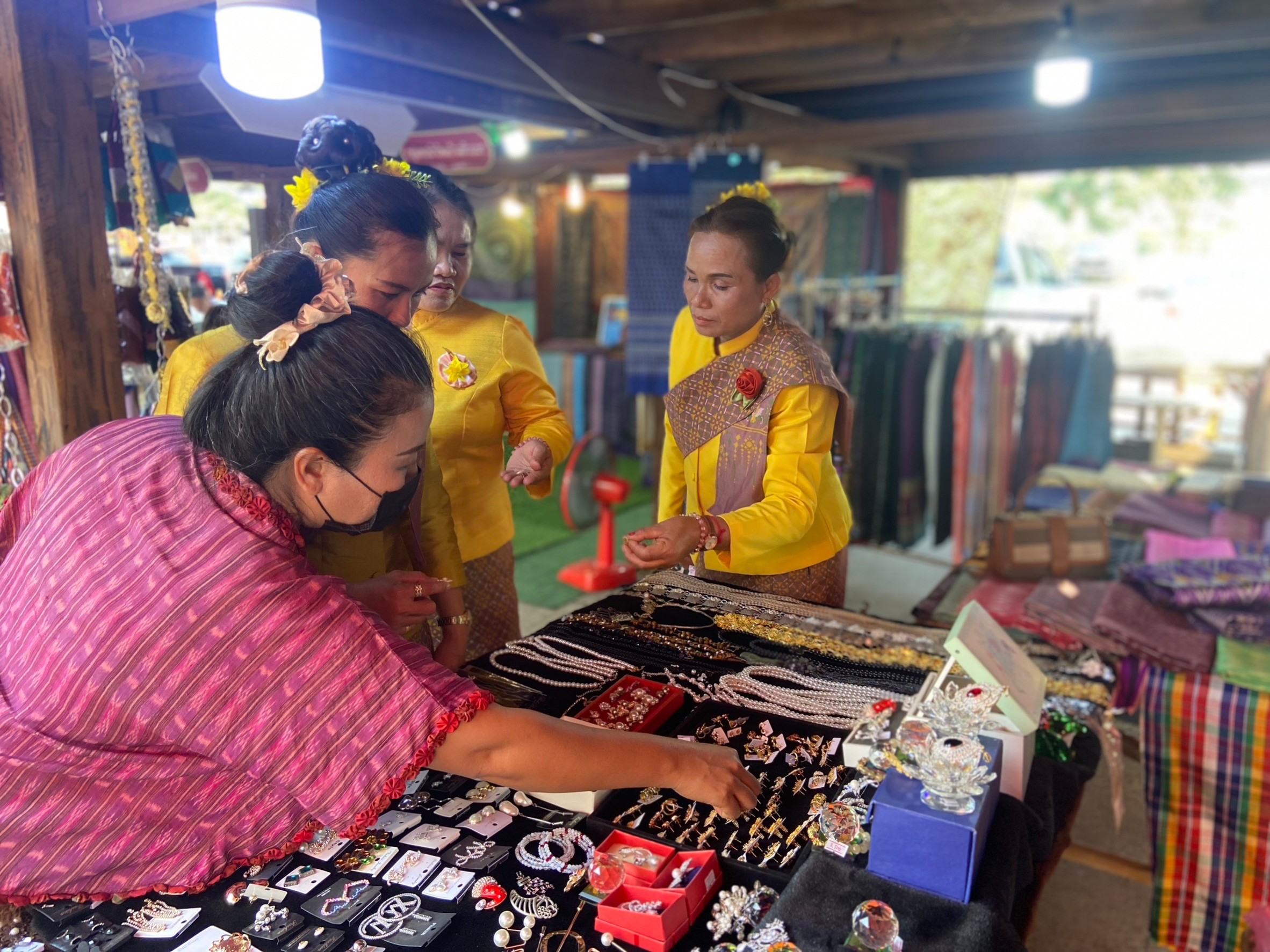 ?จังหวัดขอนแก่น กระตุ้นเศรษฐกิจฐานราก จัดงาน “ตลาดนัดผักปลอดภัย ผ้าไหม ไก่ย่าง” กระจายรายได้สู่ชุมชน