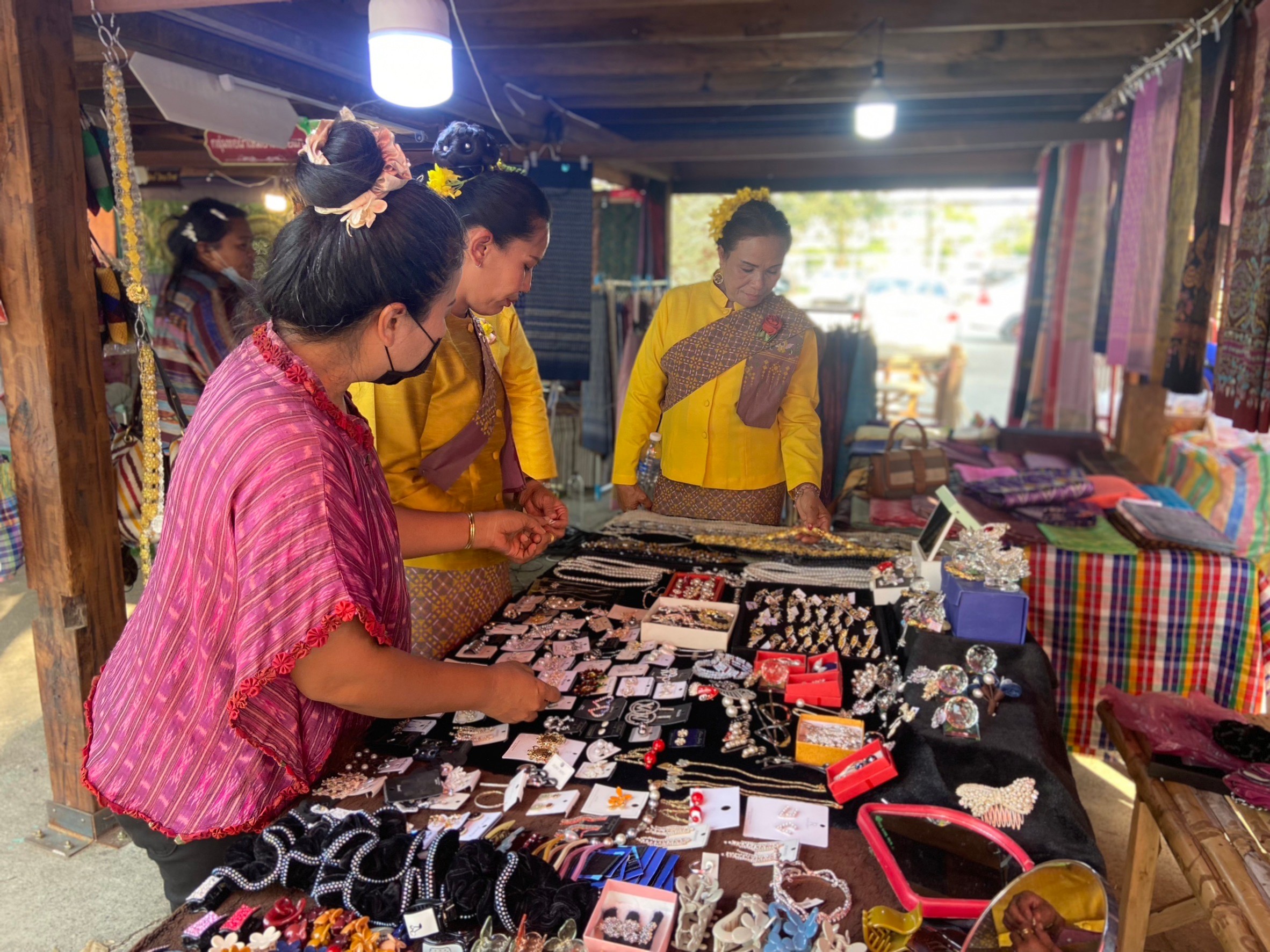 ?จังหวัดขอนแก่น กระตุ้นเศรษฐกิจฐานราก จัดงาน “ตลาดนัดผักปลอดภัย ผ้าไหม ไก่ย่าง” กระจายรายได้สู่ชุมชน