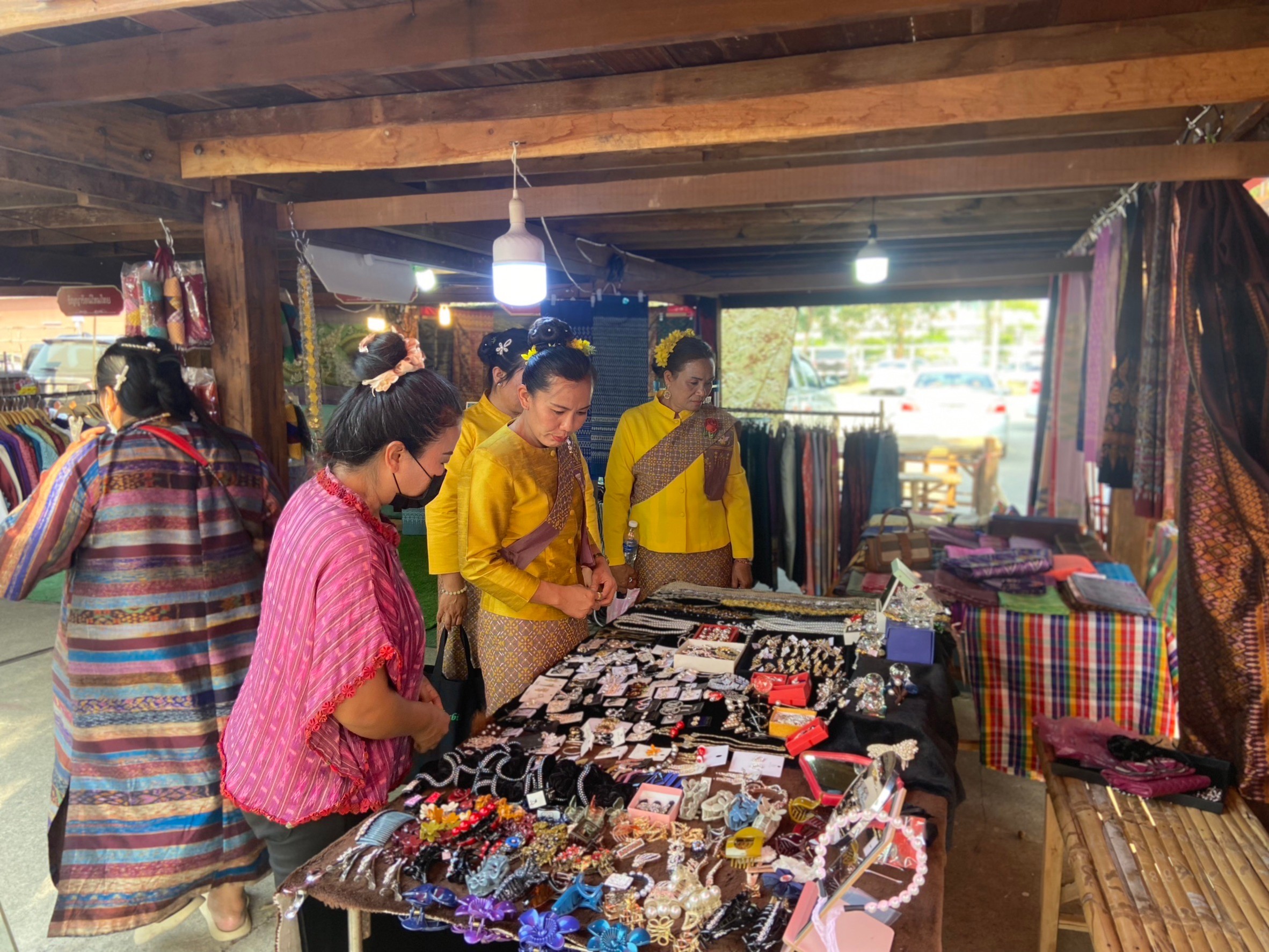?จังหวัดขอนแก่น กระตุ้นเศรษฐกิจฐานราก จัดงาน “ตลาดนัดผักปลอดภัย ผ้าไหม ไก่ย่าง” กระจายรายได้สู่ชุมชน