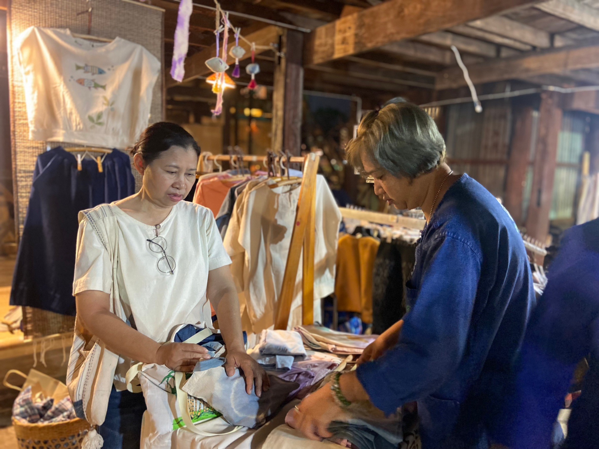 ?จังหวัดขอนแก่น กระตุ้นเศรษฐกิจฐานราก จัดงาน “ตลาดนัดผักปลอดภัย ผ้าไหม ไก่ย่าง” กระจายรายได้สู่ชุมชน