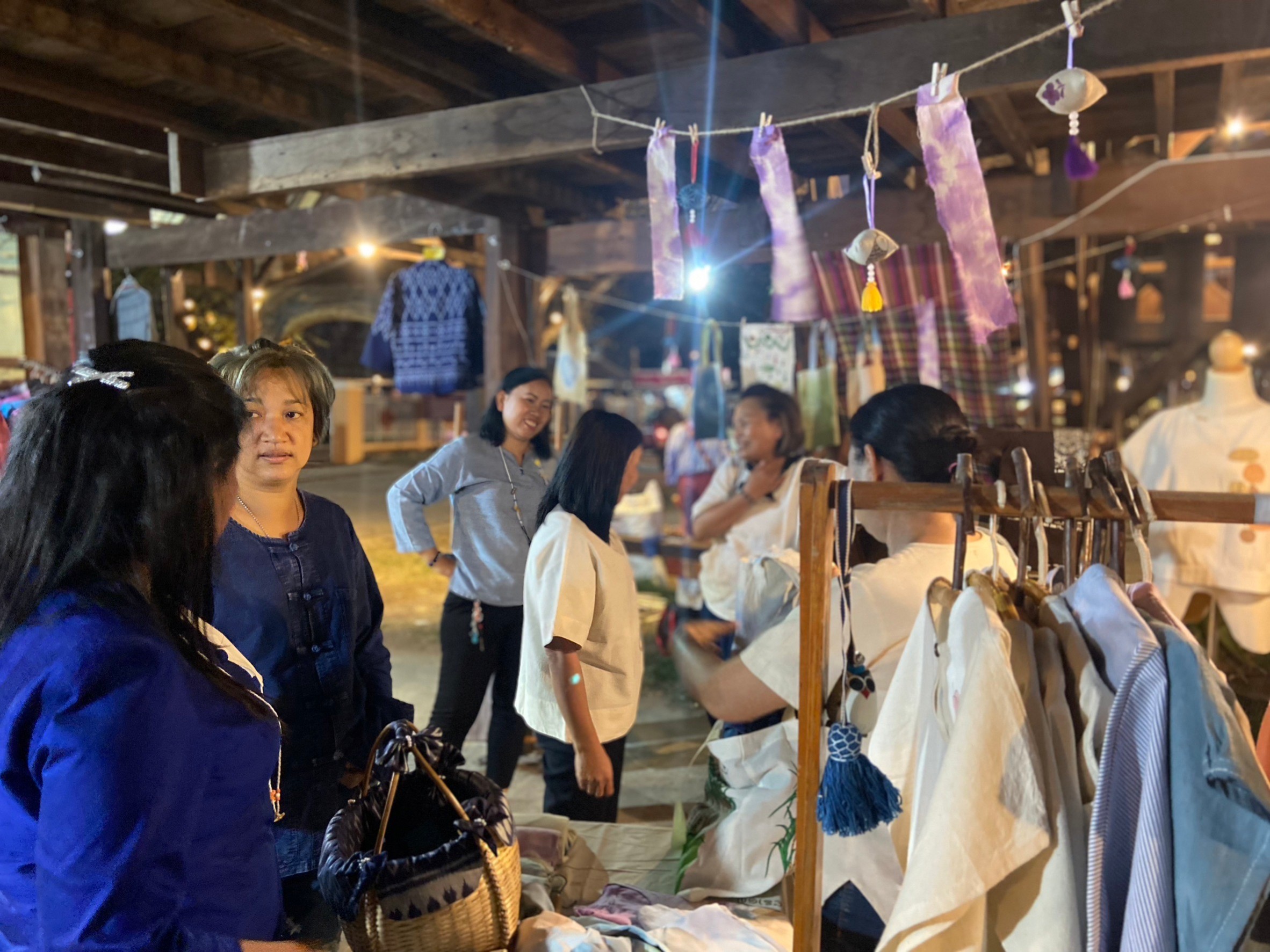 ?จังหวัดขอนแก่น กระตุ้นเศรษฐกิจฐานราก จัดงาน “ตลาดนัดผักปลอดภัย ผ้าไหม ไก่ย่าง” กระจายรายได้สู่ชุมชน
