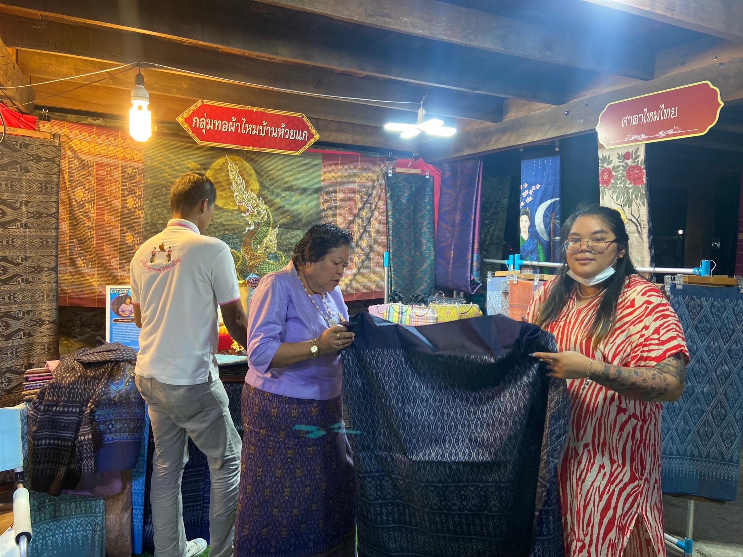 ?จังหวัดขอนแก่น กระตุ้นเศรษฐกิจฐานราก จัดงาน “ตลาดนัดผักปลอดภัย ผ้าไหม ไก่ย่าง” กระจายรายได้สู่ชุมชน