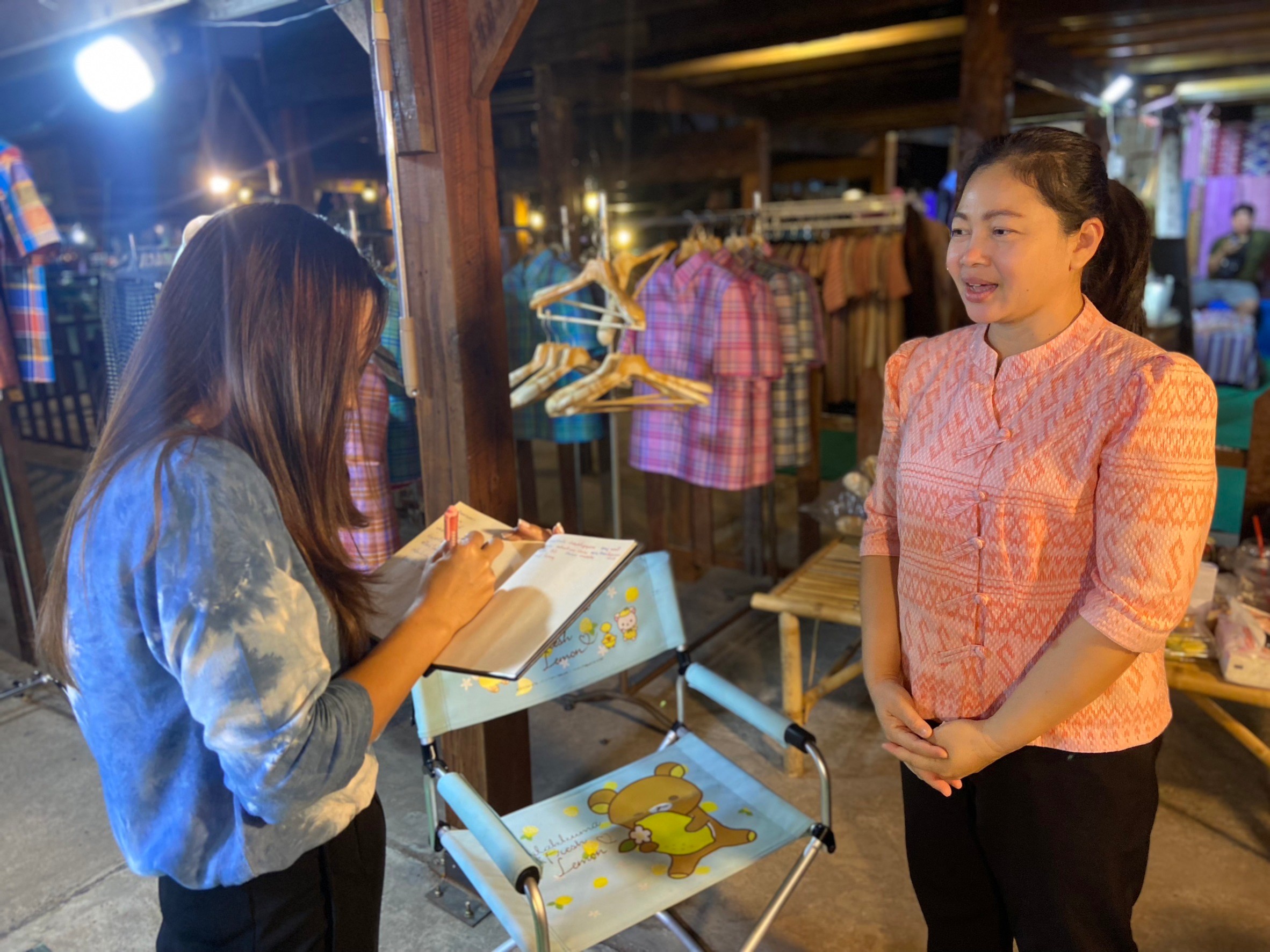 ?จังหวัดขอนแก่น กระตุ้นเศรษฐกิจฐานราก จัดงาน “ตลาดนัดผักปลอดภัย ผ้าไหม ไก่ย่าง” กระจายรายได้สู่ชุมชน