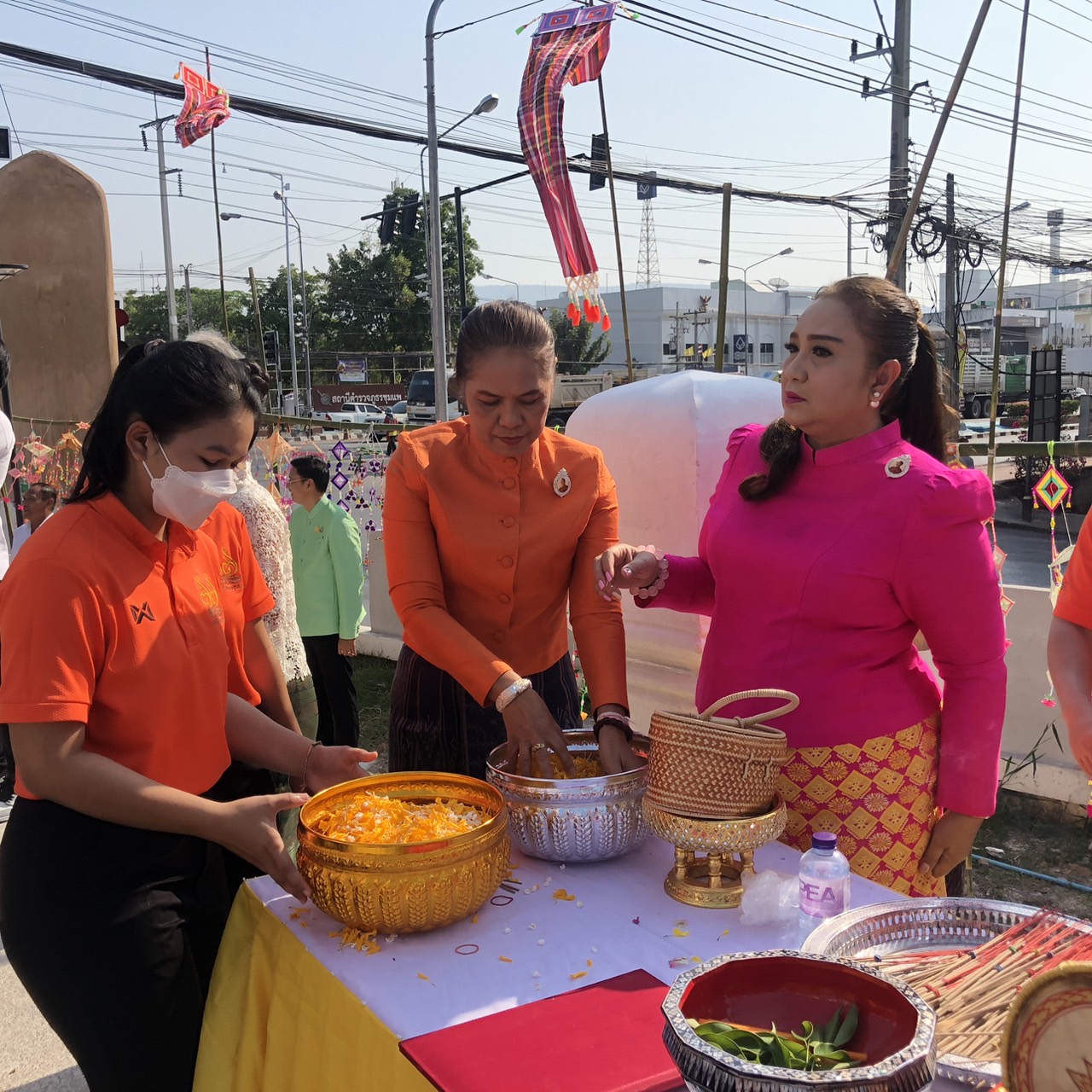 ? พช.ขอนแก่น : ร่วมงานพิธียกยอดฉัตรมณฑป พระชัยชุมแพ บรมนาถบพิตรซึ่งประดิษฐาน ณ ลานพระชัยชุมแพ ที่ว่าการอำเภอชุมแพ อำเภอชุมแพ จังหวัดขอนแก่น