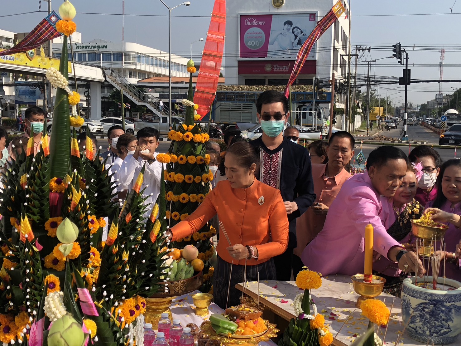 ? พช.ขอนแก่น : ร่วมงานพิธียกยอดฉัตรมณฑป พระชัยชุมแพ บรมนาถบพิตรซึ่งประดิษฐาน ณ ลานพระชัยชุมแพ ที่ว่าการอำเภอชุมแพ อำเภอชุมแพ จังหวัดขอนแก่น