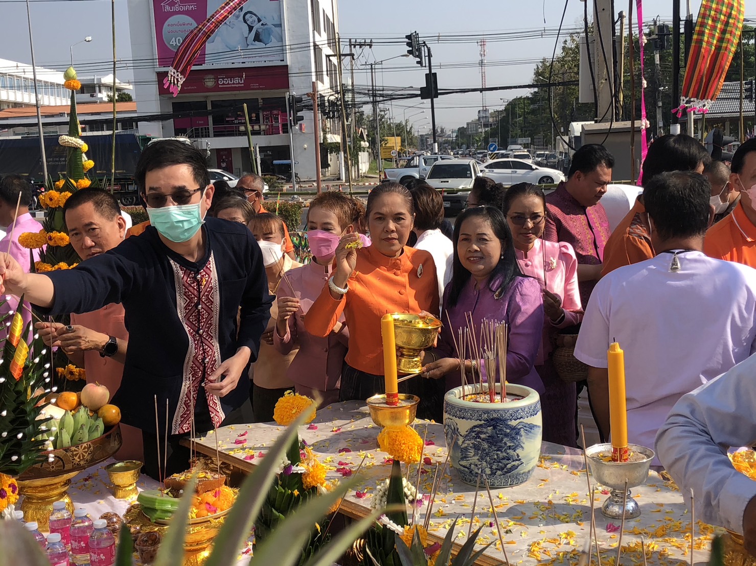 ? พช.ขอนแก่น : ร่วมงานพิธียกยอดฉัตรมณฑป พระชัยชุมแพ บรมนาถบพิตรซึ่งประดิษฐาน ณ ลานพระชัยชุมแพ ที่ว่าการอำเภอชุมแพ อำเภอชุมแพ จังหวัดขอนแก่น