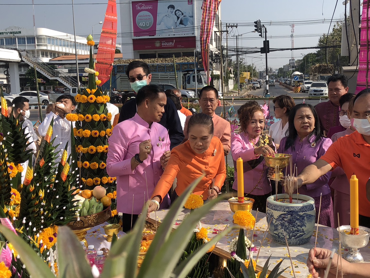 ? พช.ขอนแก่น : ร่วมงานพิธียกยอดฉัตรมณฑป พระชัยชุมแพ บรมนาถบพิตรซึ่งประดิษฐาน ณ ลานพระชัยชุมแพ ที่ว่าการอำเภอชุมแพ อำเภอชุมแพ จังหวัดขอนแก่น