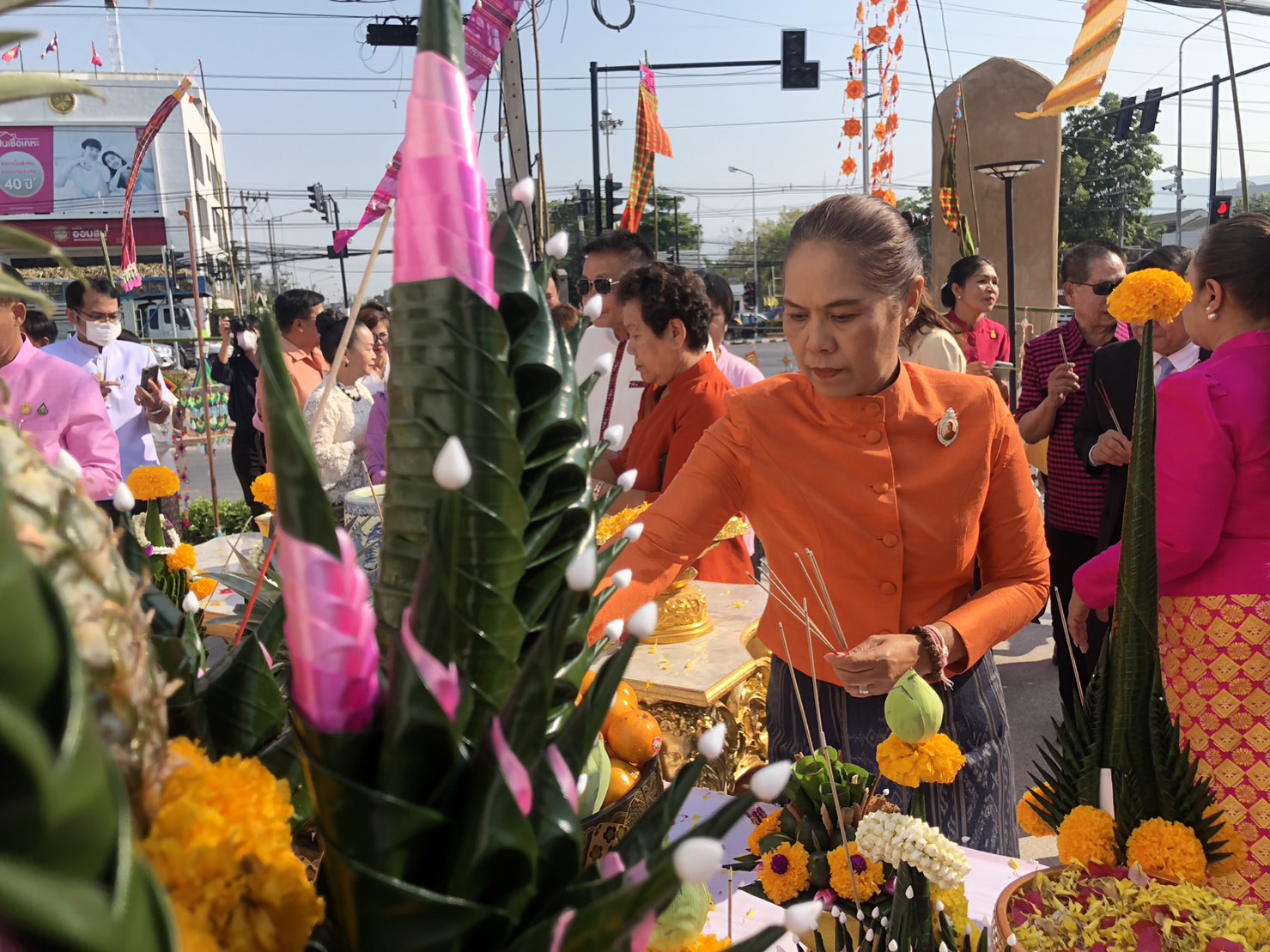 ? พช.ขอนแก่น : ร่วมงานพิธียกยอดฉัตรมณฑป พระชัยชุมแพ บรมนาถบพิตรซึ่งประดิษฐาน ณ ลานพระชัยชุมแพ ที่ว่าการอำเภอชุมแพ อำเภอชุมแพ จังหวัดขอนแก่น