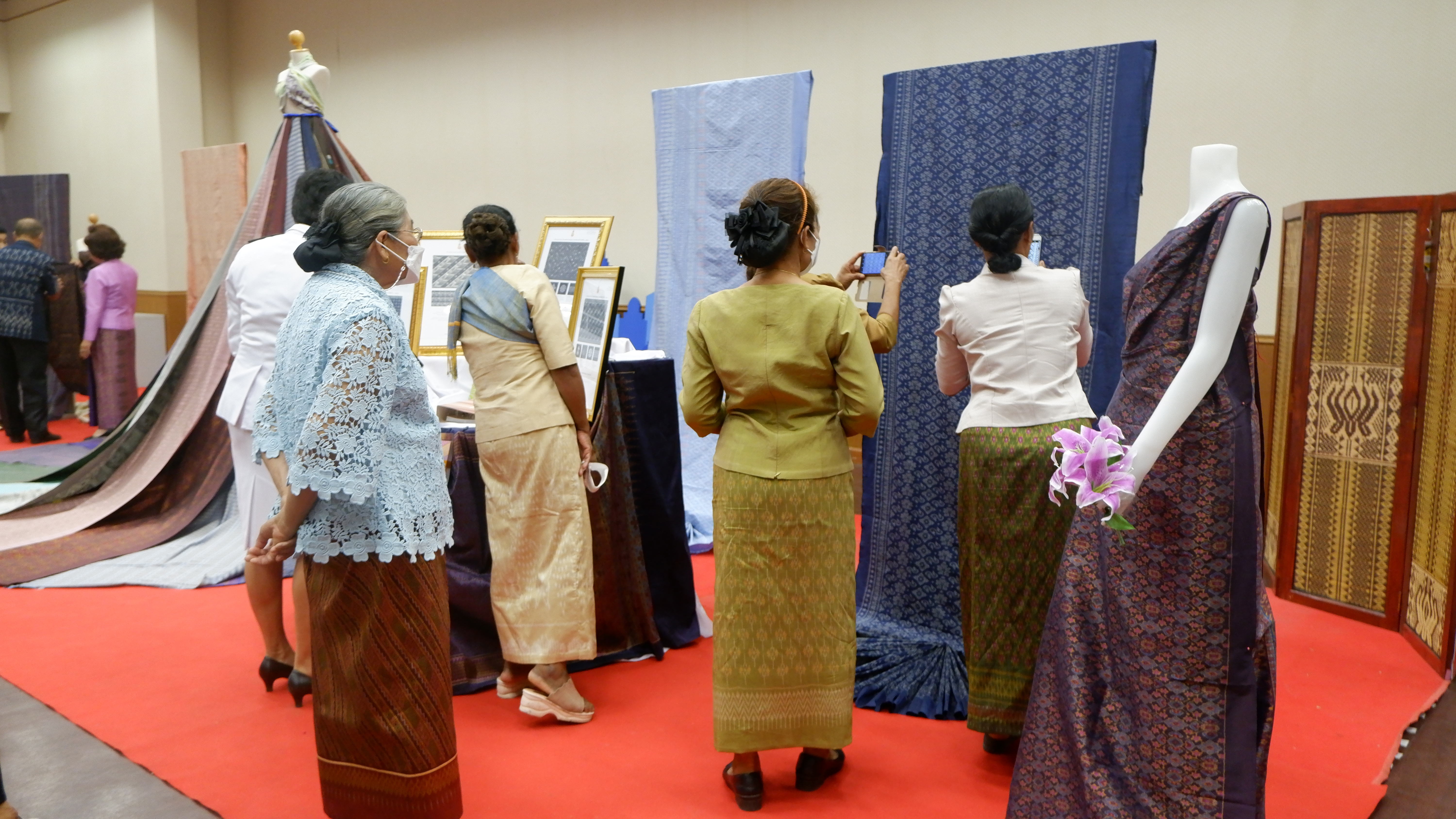 ?จังหวัดขอนแก่น : จัดพิธีมอบลายผ้าพระราชทาน “ผ้าลายดอกรักราชกัญญา”