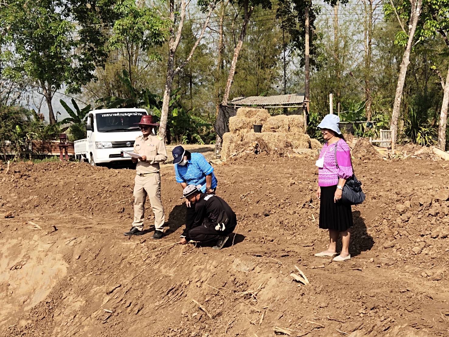 ?พช.ขอนแก่น : ภูผาม่านตรวจรับงานขุด ตามโครงการพัฒนาศูนย์เรียนรู้เศรษฐกิจพอเพียง กิจกรรมย่อยที่ 4.1 การพัฒนาศูนย์การเรียนรู้ทฤษฎีรูปแบบ “โคก หนอง นา” ระดับหมู่บ้าน