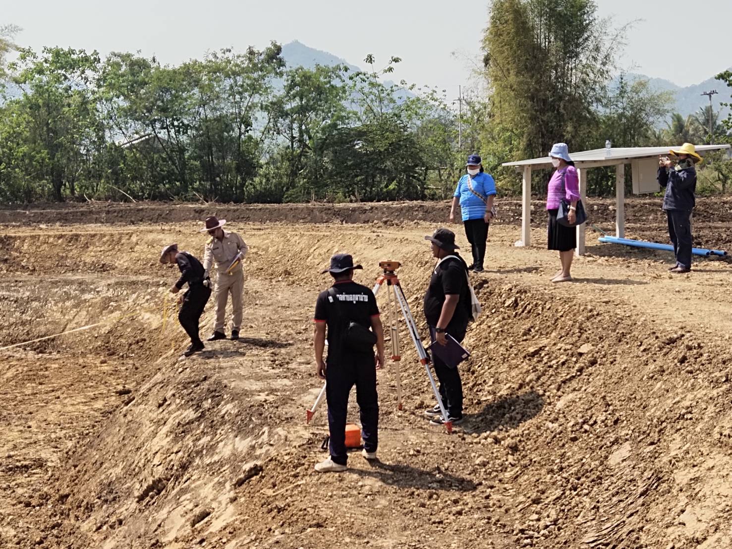 ?พช.ขอนแก่น : ภูผาม่านตรวจรับงานขุด ตามโครงการพัฒนาศูนย์เรียนรู้เศรษฐกิจพอเพียง กิจกรรมย่อยที่ 4.1 การพัฒนาศูนย์การเรียนรู้ทฤษฎีรูปแบบ “โคก หนอง นา” ระดับหมู่บ้าน