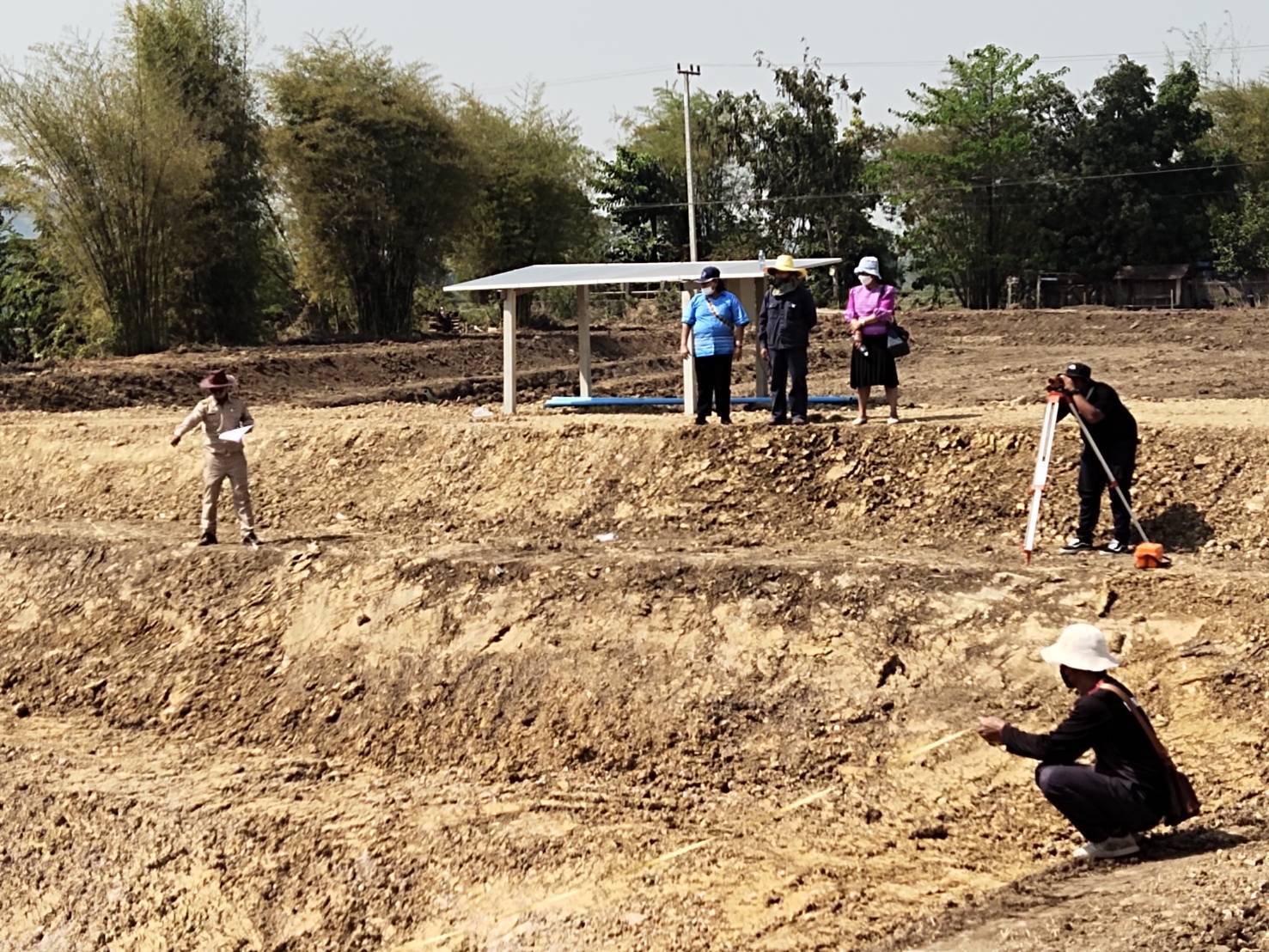 ?พช.ขอนแก่น : ภูผาม่านตรวจรับงานขุด ตามโครงการพัฒนาศูนย์เรียนรู้เศรษฐกิจพอเพียง กิจกรรมย่อยที่ 4.1 การพัฒนาศูนย์การเรียนรู้ทฤษฎีรูปแบบ “โคก หนอง นา” ระดับหมู่บ้าน