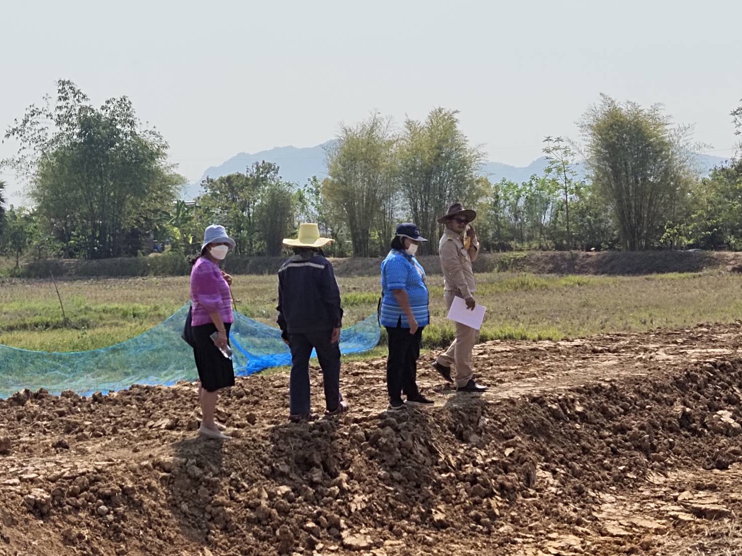 ?พช.ขอนแก่น : ภูผาม่านตรวจรับงานขุด ตามโครงการพัฒนาศูนย์เรียนรู้เศรษฐกิจพอเพียง กิจกรรมย่อยที่ 4.1 การพัฒนาศูนย์การเรียนรู้ทฤษฎีรูปแบบ “โคก หนอง นา” ระดับหมู่บ้าน