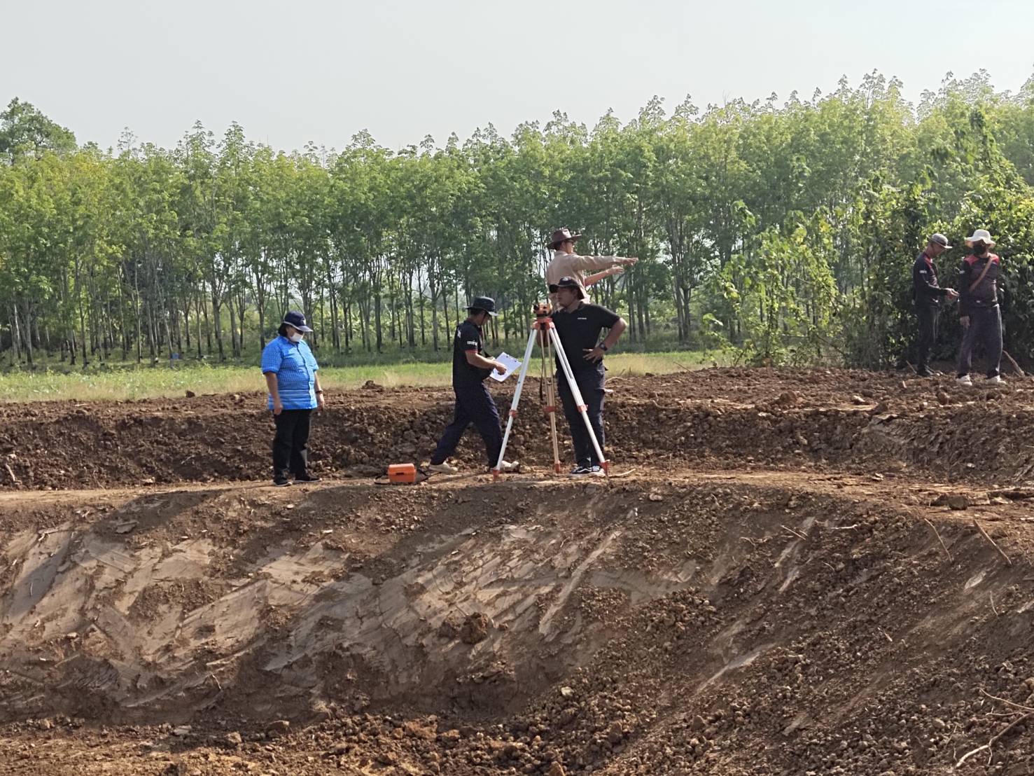 ?พช.ขอนแก่น : ภูผาม่านตรวจรับงานขุด ตามโครงการพัฒนาศูนย์เรียนรู้เศรษฐกิจพอเพียง กิจกรรมย่อยที่ 4.1 การพัฒนาศูนย์การเรียนรู้ทฤษฎีรูปแบบ “โคก หนอง นา” ระดับหมู่บ้าน