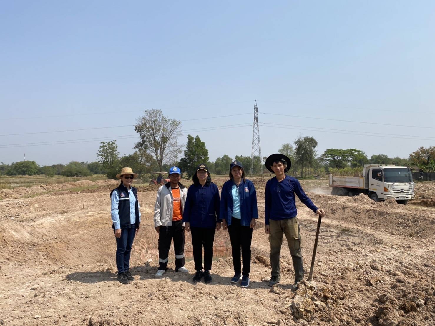 ?พช.ขอนแก่น : อำเภอบ้านฝางติดตามงานขุด ตามโครงการพัฒนาศูนย์เรียนรู้เศรษฐกิจพอเพียง กิจกรรมย่อยที่ 4.1 การพัฒนาศูนย์การเรียนรู้ทฤษฎีรูปแบบ “โคก หนอง นา” ระดับหมู่บ้าน