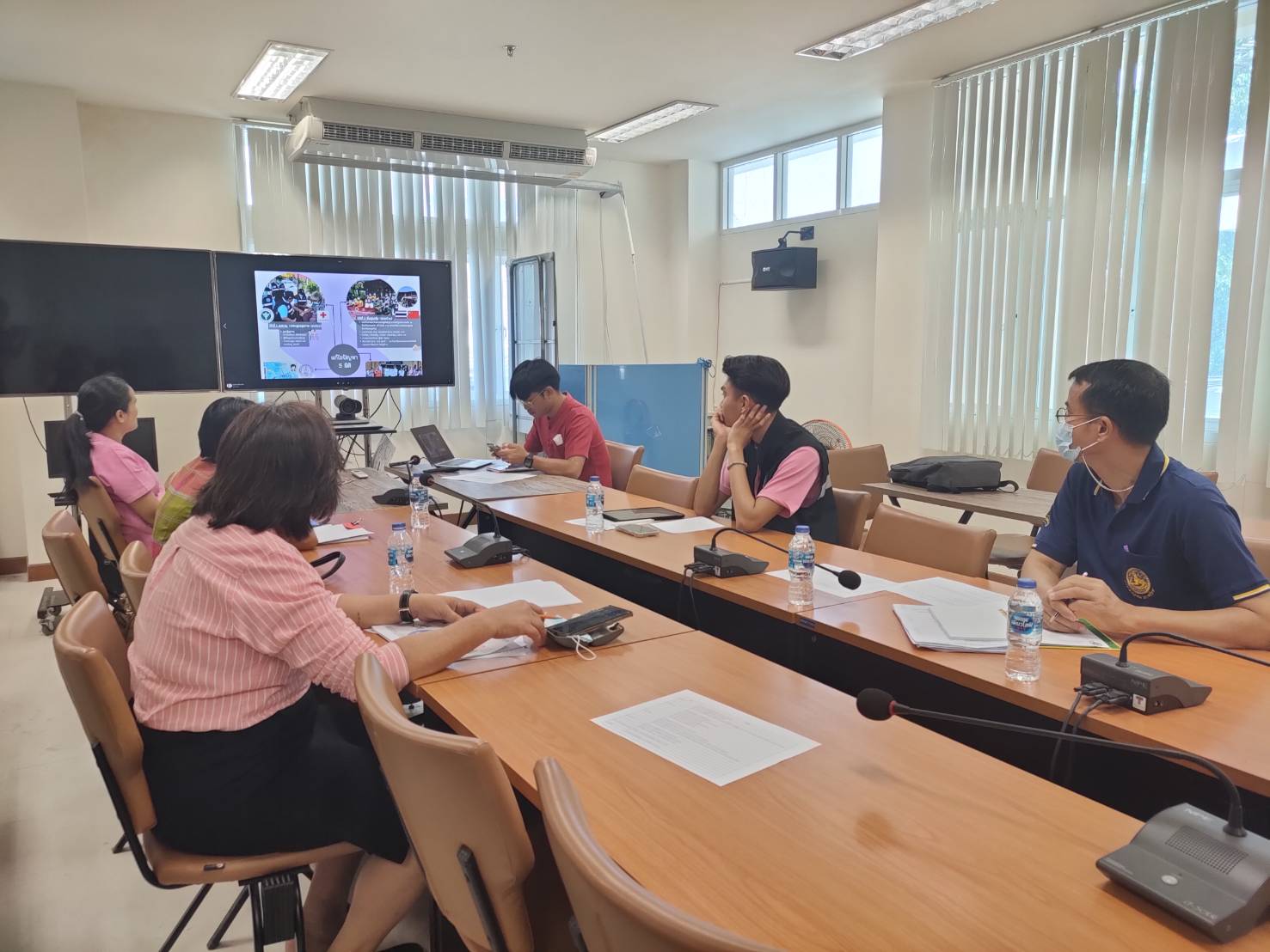 ?พช.ขอนแก่น : ประชุมคณะทำงานขับเคลื่อนการดำเนินงานขจัดความยากจนและพัฒนาคนทุกช่วงวัยอย่างยั่งยืนตามหลักปรัชญาของเศรษฐกิจพอเพียง ตามภารกิจ 5 มิติ ระดับจังหวัด (รายทีม)