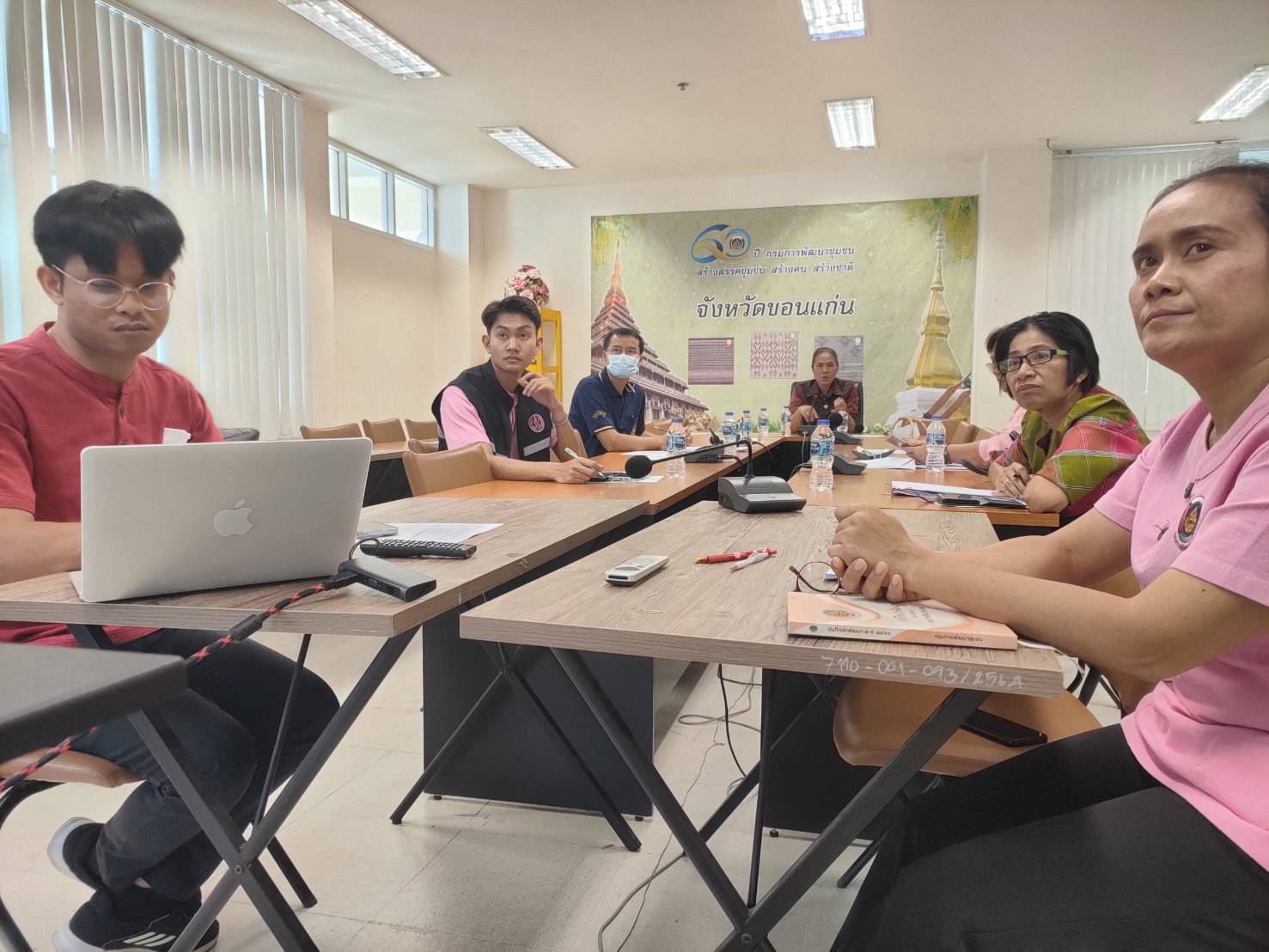 ?พช.ขอนแก่น : ประชุมคณะทำงานขับเคลื่อนการดำเนินงานขจัดความยากจนและพัฒนาคนทุกช่วงวัยอย่างยั่งยืนตามหลักปรัชญาของเศรษฐกิจพอเพียง ตามภารกิจ 5 มิติ ระดับจังหวัด (รายทีม)