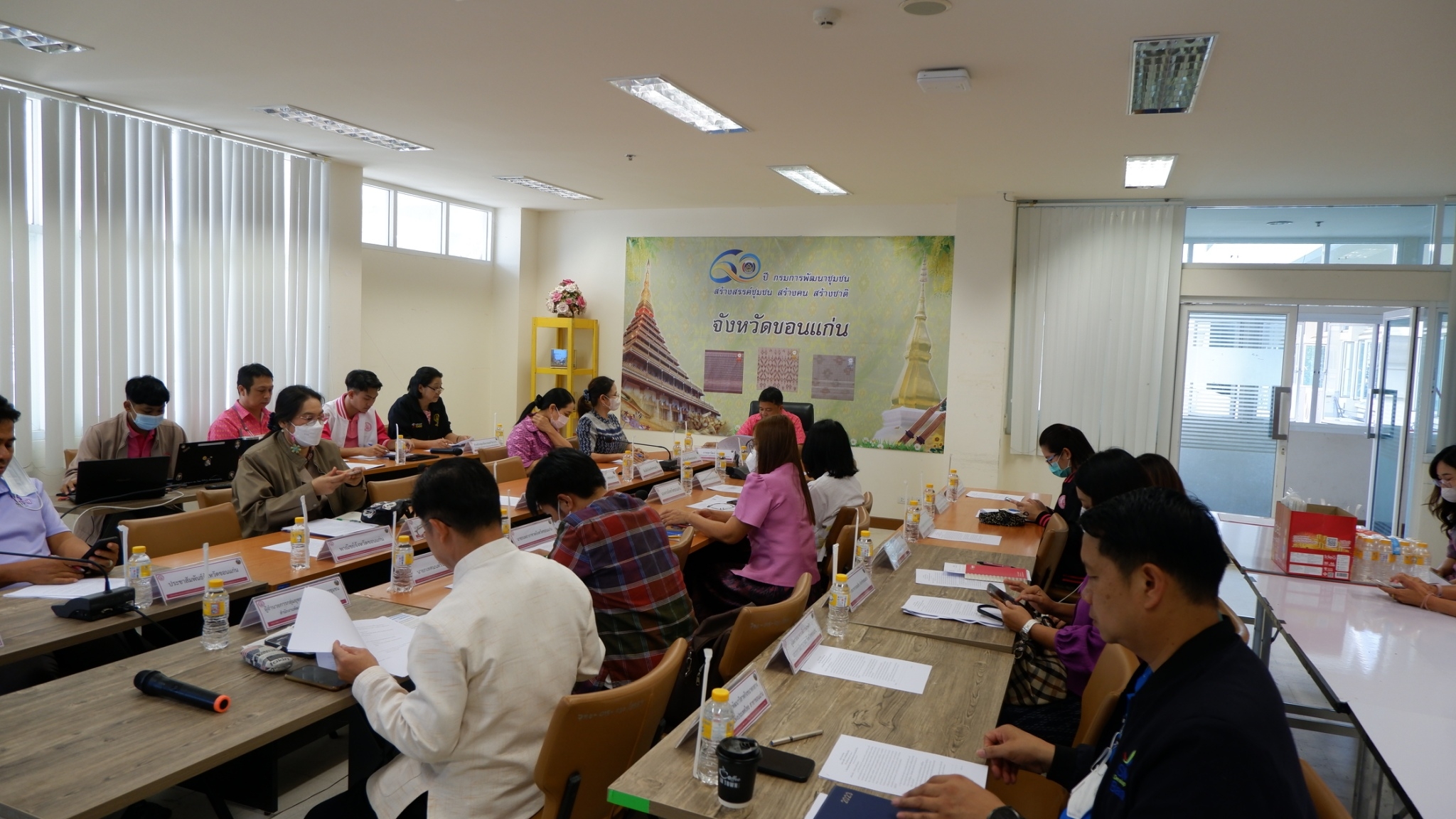 ?พช.ขอนแก่น : ร่วมประชุมคณะทำงานขับเคลื่อนการดำเนินงานขจัดความยากจนและพัฒนาคนทุกช่วงวัยอย่างยั่งยืนตามหลักปรัชญาของเศรษฐกิจพอเพียง ตามภารกิจ 5 มิติ ระดับจังหวัด (มิติที่5 ด้านการเข้าถึงบริการของรัฐ)