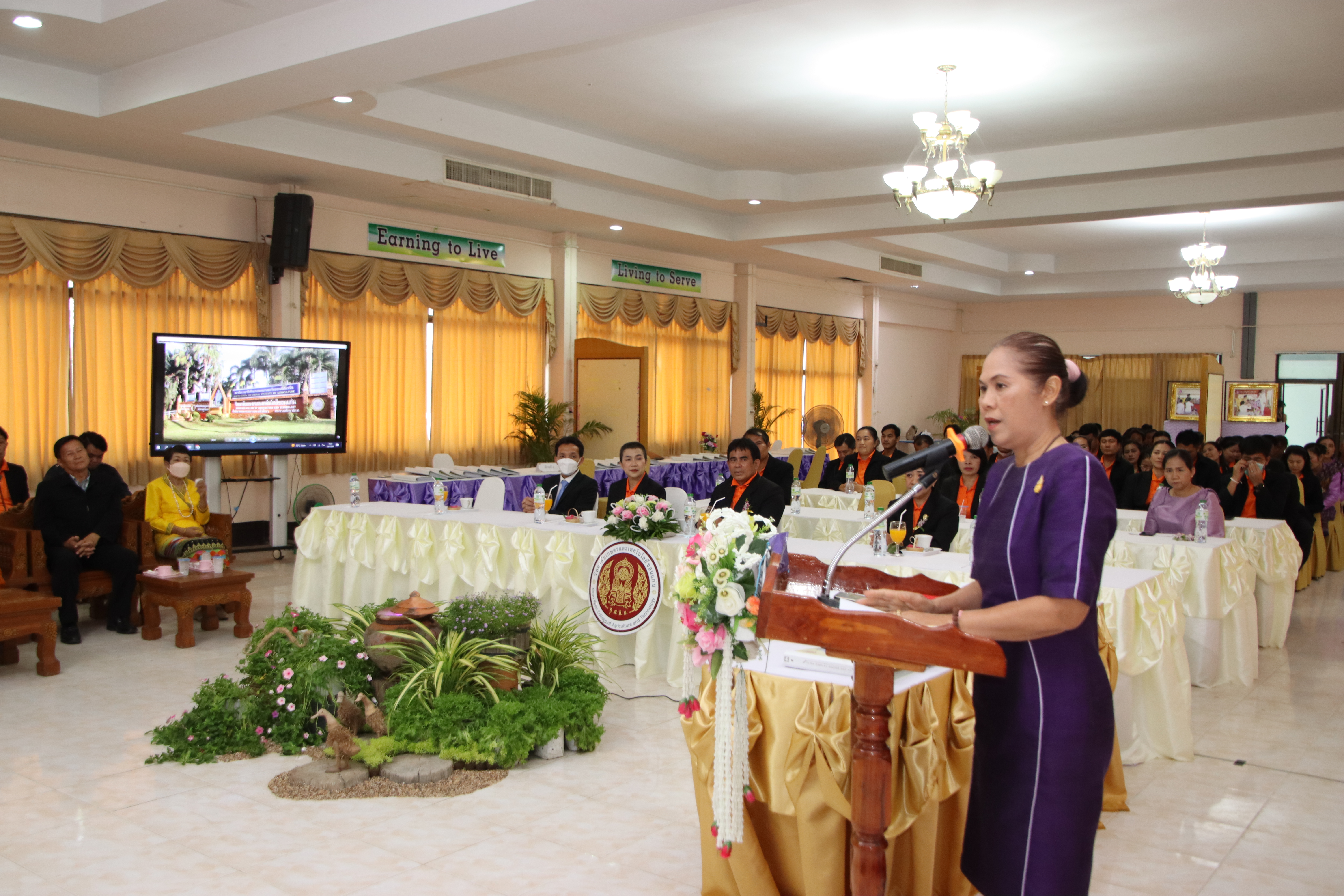 ? พช.ขอนแก่น : ร่วมเป็นเกียรติและให้คำรับรองคณะกรรมการประเมินสถานศึกษาเพื่อรับรางวัลพระราชทานประจำปี 2565 ระดับเขตความรับผิดชอบของ กลุ่มจังหวัด 7