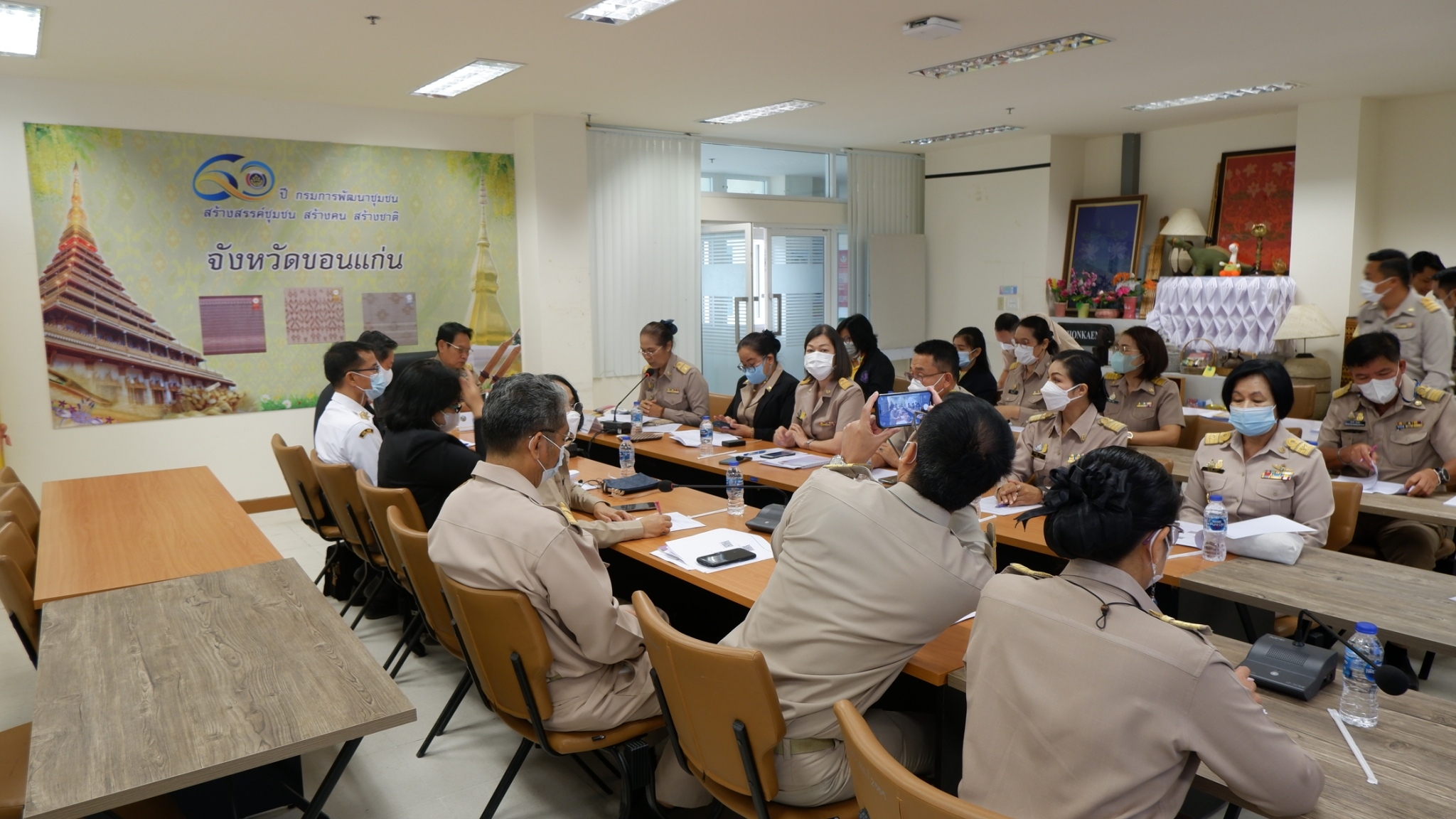 ?พช.ขอนแก่น : ประชุมคณะทำงานขับเคลื่อนการดำเนินงานขจัดความยากจนและพัฒนาคนทุกช่วงวัยอย่างยั่งยืนตามหลักปรัชญาของเศรษฐกิจพอเพียง ตามภารกิจ 5 มิติ ระดับจังหวัด (มิติที่4 ด้านรายได้)