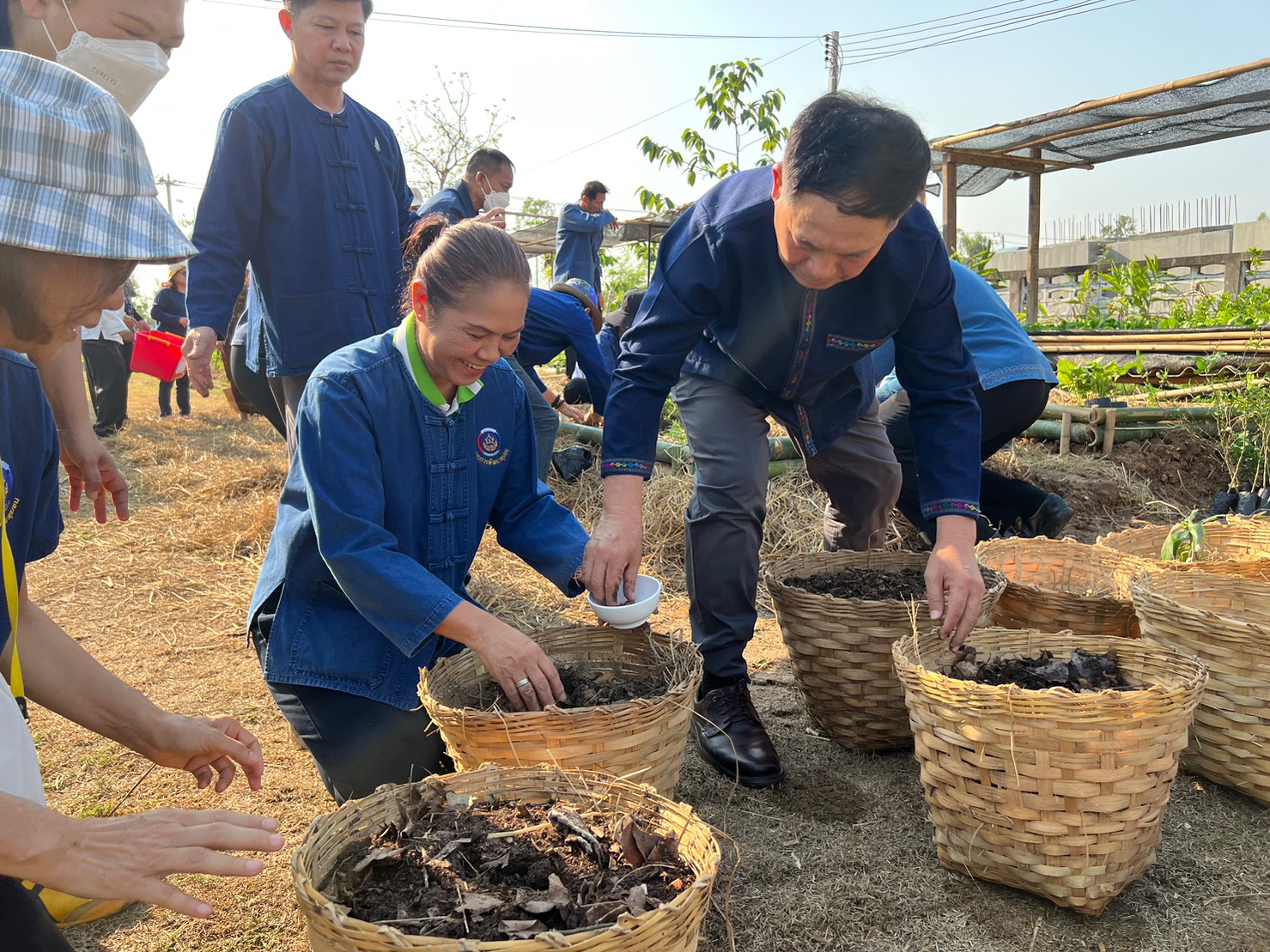 ? พช.ขอนแก่น : พ่อเมืองขอนแก่น เปิดจวนชวนปลูกพืชผักสวนครัว “ผู้นำต้นแบบตัวอย่างที่เห็นจริง” ตามแนวพระราชดำริของสมเด็จพระกนิษฐาธิราชเจ้า กรมสมเด็จพระเทพรัตนราชสุดาฯ สยามบรมราชกุมารีสู่ปฏิบัติการปลูกผักสวนครัว เพื่อสร้างความมั่นคงทางอาหาร