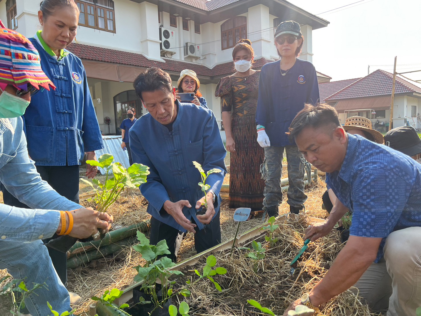 ? พช.ขอนแก่น : พ่อเมืองขอนแก่น เปิดจวนชวนปลูกพืชผักสวนครัว “ผู้นำต้นแบบตัวอย่างที่เห็นจริง” ตามแนวพระราชดำริของสมเด็จพระกนิษฐาธิราชเจ้า กรมสมเด็จพระเทพรัตนราชสุดาฯ สยามบรมราชกุมารีสู่ปฏิบัติการปลูกผักสวนครัว เพื่อสร้างความมั่นคงทางอาหาร