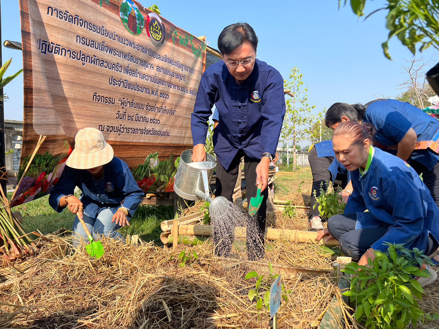? พช.ขอนแก่น : พ่อเมืองขอนแก่น เปิดจวนชวนปลูกพืชผักสวนครัว “ผู้นำต้นแบบตัวอย่างที่เห็นจริง” ตามแนวพระราชดำริของสมเด็จพระกนิษฐาธิราชเจ้า กรมสมเด็จพระเทพรัตนราชสุดาฯ สยามบรมราชกุมารีสู่ปฏิบัติการปลูกผักสวนครัว เพื่อสร้างความมั่นคงทางอาหาร