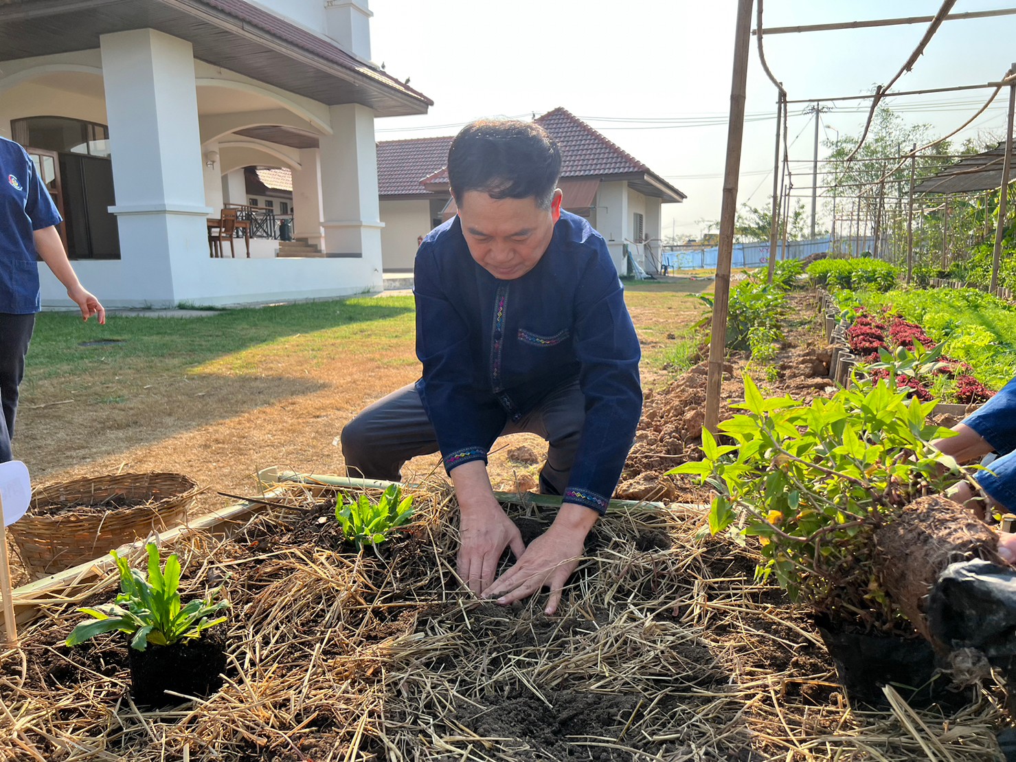 ? พช.ขอนแก่น : พ่อเมืองขอนแก่น เปิดจวนชวนปลูกพืชผักสวนครัว “ผู้นำต้นแบบตัวอย่างที่เห็นจริง” ตามแนวพระราชดำริของสมเด็จพระกนิษฐาธิราชเจ้า กรมสมเด็จพระเทพรัตนราชสุดาฯ สยามบรมราชกุมารีสู่ปฏิบัติการปลูกผักสวนครัว เพื่อสร้างความมั่นคงทางอาหาร