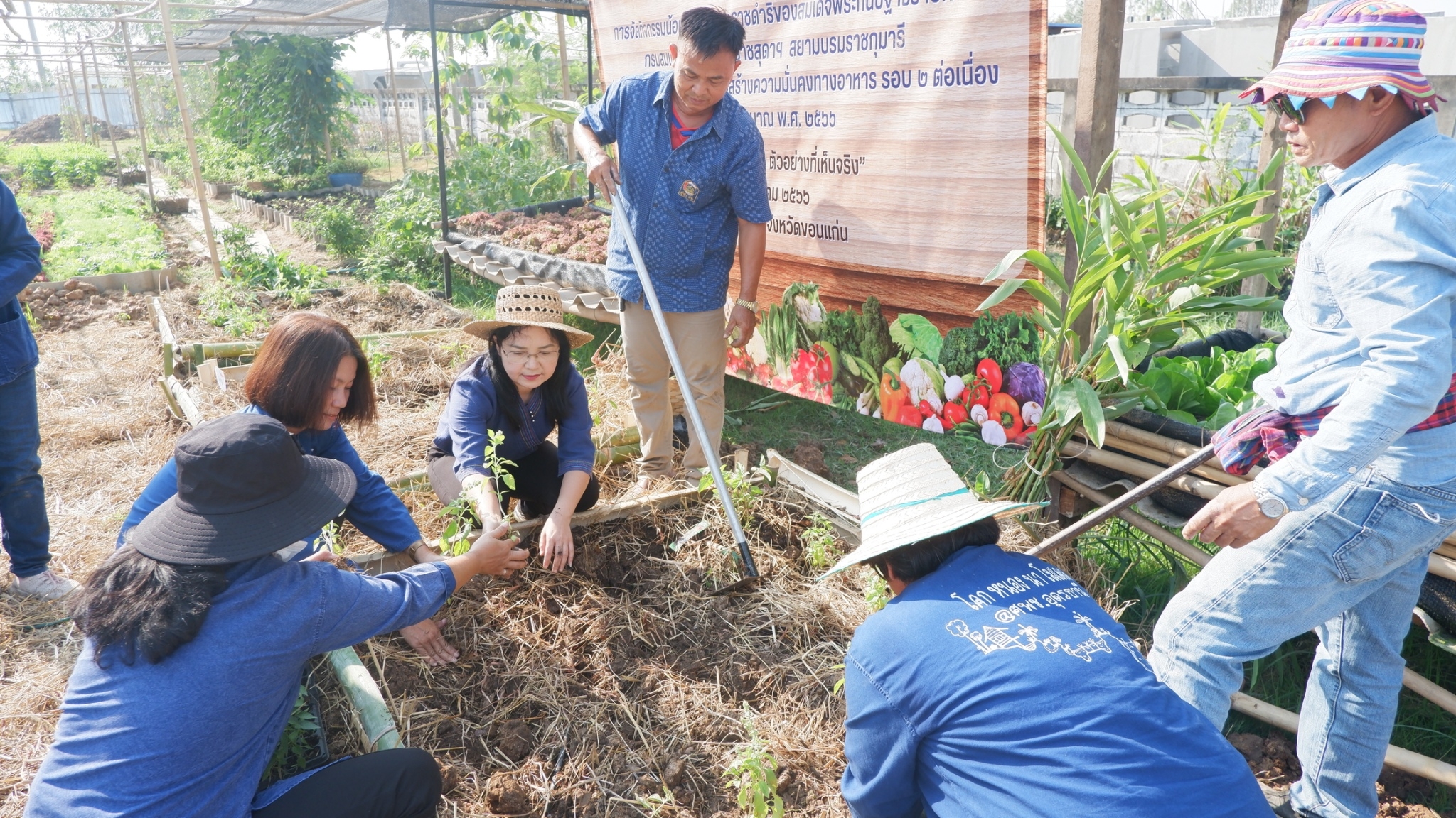 ? พช.ขอนแก่น : พ่อเมืองขอนแก่น เปิดจวนชวนปลูกพืชผักสวนครัว “ผู้นำต้นแบบตัวอย่างที่เห็นจริง” ตามแนวพระราชดำริของสมเด็จพระกนิษฐาธิราชเจ้า กรมสมเด็จพระเทพรัตนราชสุดาฯ สยามบรมราชกุมารีสู่ปฏิบัติการปลูกผักสวนครัว เพื่อสร้างความมั่นคงทางอาหาร