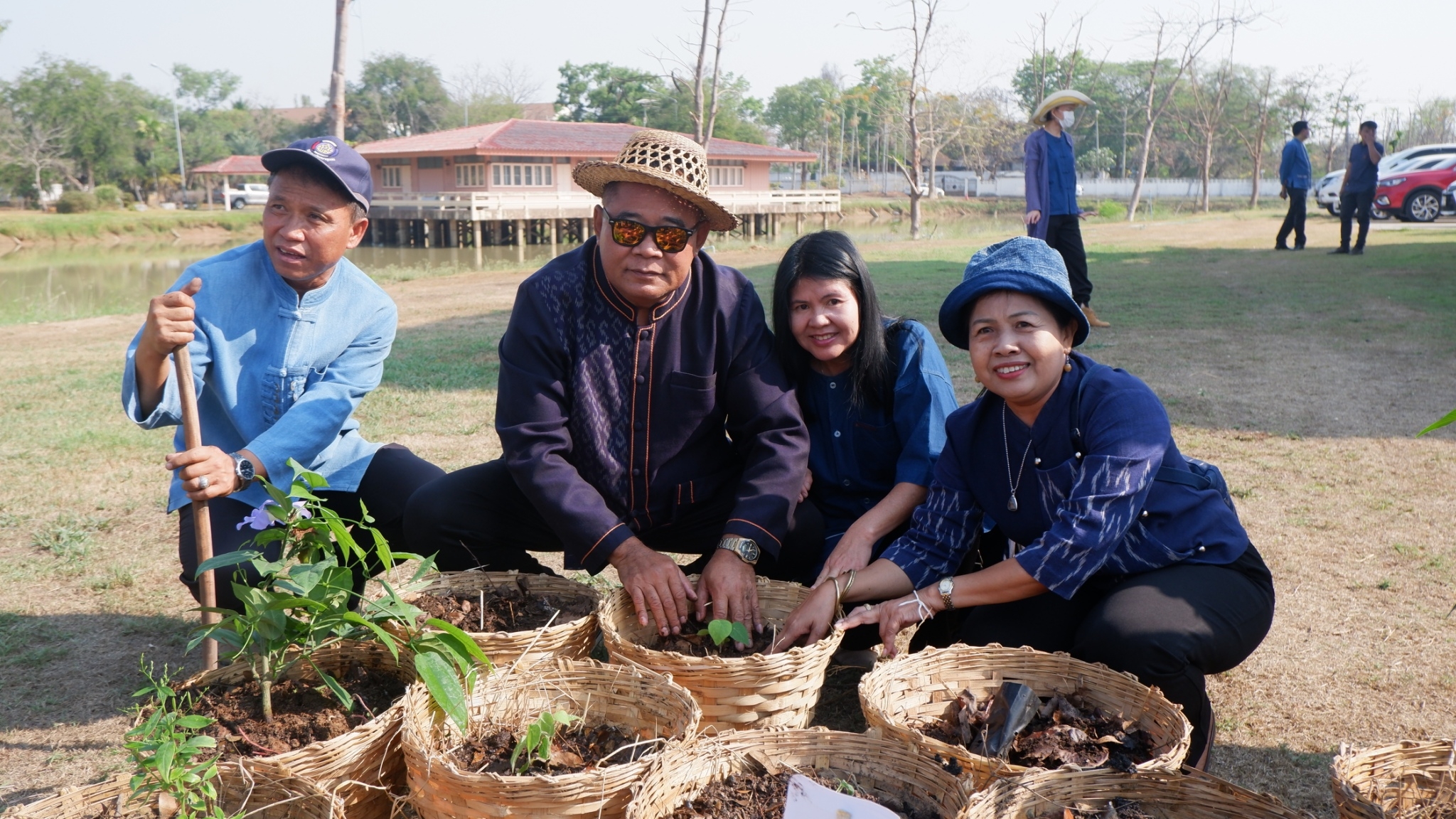 ? พช.ขอนแก่น : พ่อเมืองขอนแก่น เปิดจวนชวนปลูกพืชผักสวนครัว “ผู้นำต้นแบบตัวอย่างที่เห็นจริง” ตามแนวพระราชดำริของสมเด็จพระกนิษฐาธิราชเจ้า กรมสมเด็จพระเทพรัตนราชสุดาฯ สยามบรมราชกุมารีสู่ปฏิบัติการปลูกผักสวนครัว เพื่อสร้างความมั่นคงทางอาหาร