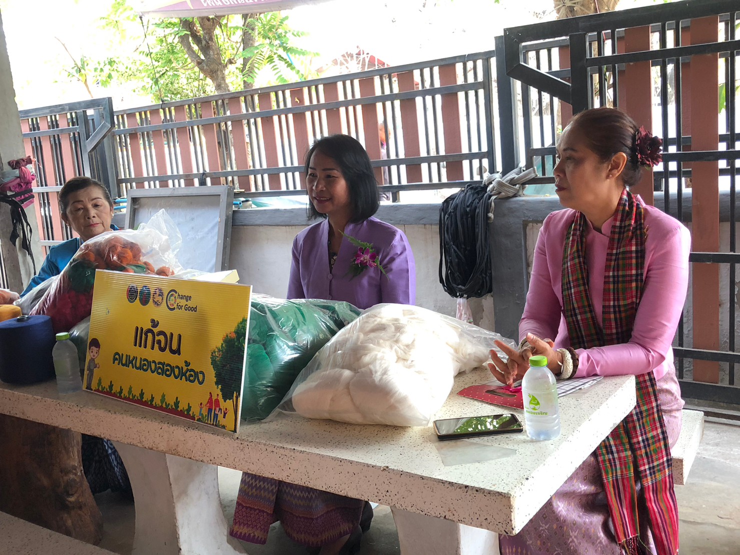 ? พช.ขอนแก่น : เยี่ยมเยือนและมอบวัสดุประกอบอาชีพ สิ่งของอุปโภคบริโภคให้ครัวเรือนเป้าหมายขจัดความยากจนและพัฒนาคนทุกช่วงวัยอย่างยั่งยืน ตามหลักปรัชญาเศรษฐกิจพอเพียง ปี 2565 จากฐานข้อมูล TPMAP อำเภอหนองสองห้อง