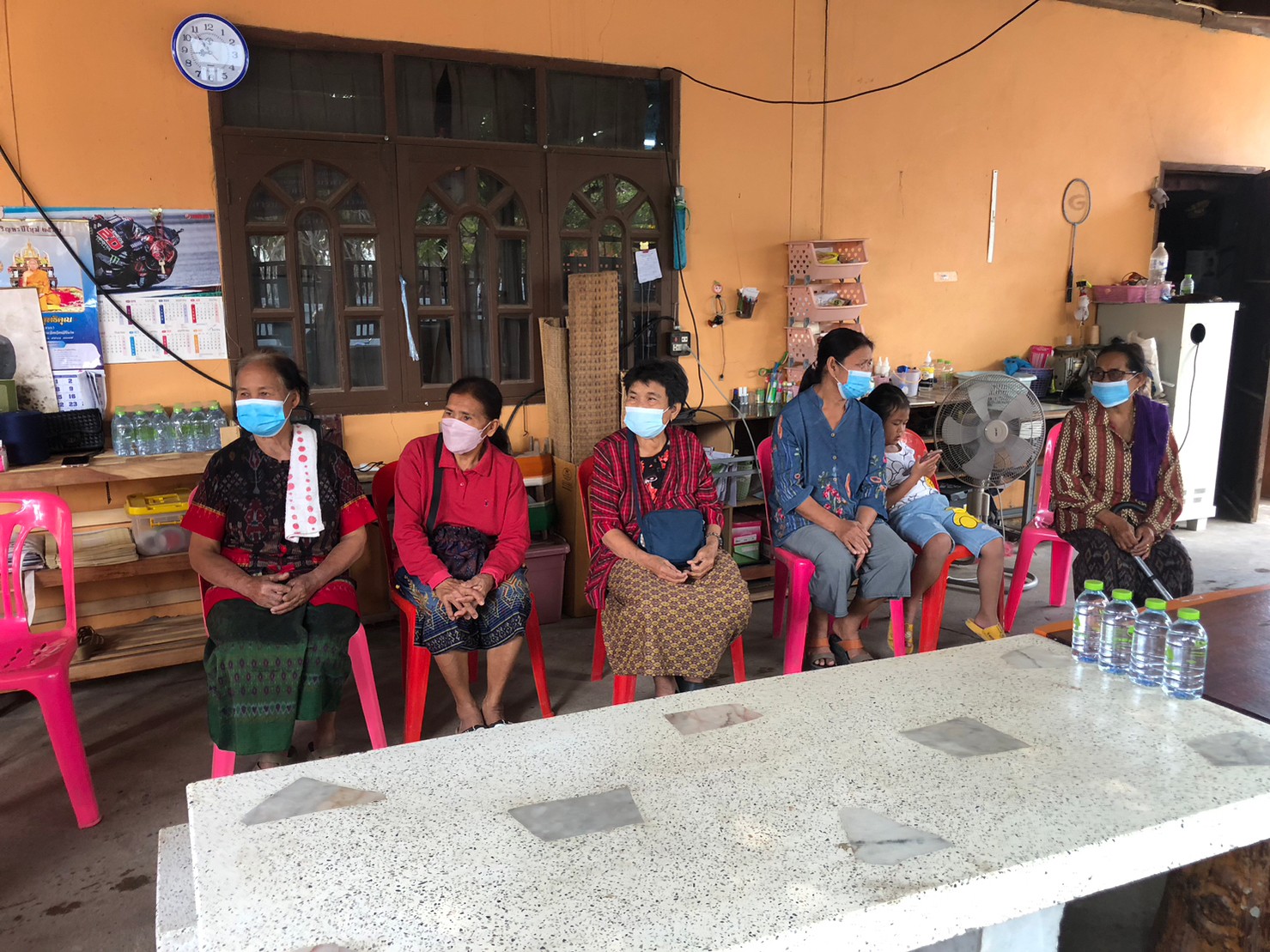 ? พช.ขอนแก่น : เยี่ยมเยือนและมอบวัสดุประกอบอาชีพ สิ่งของอุปโภคบริโภคให้ครัวเรือนเป้าหมายขจัดความยากจนและพัฒนาคนทุกช่วงวัยอย่างยั่งยืน ตามหลักปรัชญาเศรษฐกิจพอเพียง ปี 2565 จากฐานข้อมูล TPMAP อำเภอหนองสองห้อง