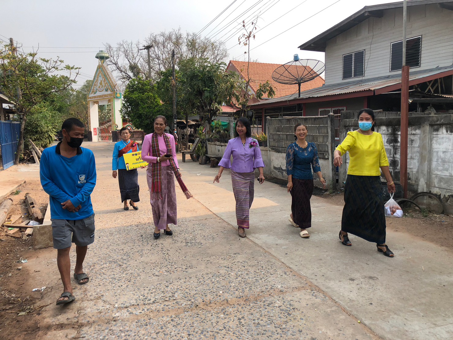 ? พช.ขอนแก่น : เยี่ยมเยือนและมอบวัสดุประกอบอาชีพ สิ่งของอุปโภคบริโภคให้ครัวเรือนเป้าหมายขจัดความยากจนและพัฒนาคนทุกช่วงวัยอย่างยั่งยืน ตามหลักปรัชญาเศรษฐกิจพอเพียง ปี 2565 จากฐานข้อมูล TPMAP อำเภอหนองสองห้อง
