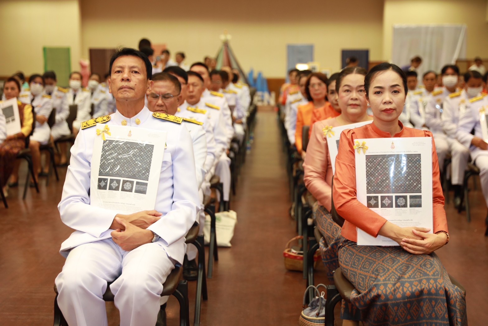 ?จังหวัดขอนแก่น : จัดพิธีมอบลายผ้าพระราชทาน “ผ้าลายดอกรักราชกัญญา”