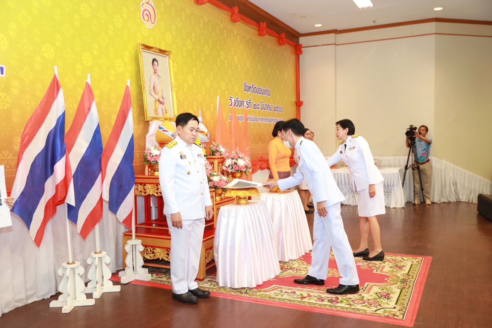 ?จังหวัดขอนแก่น : จัดพิธีมอบลายผ้าพระราชทาน “ผ้าลายดอกรักราชกัญญา”