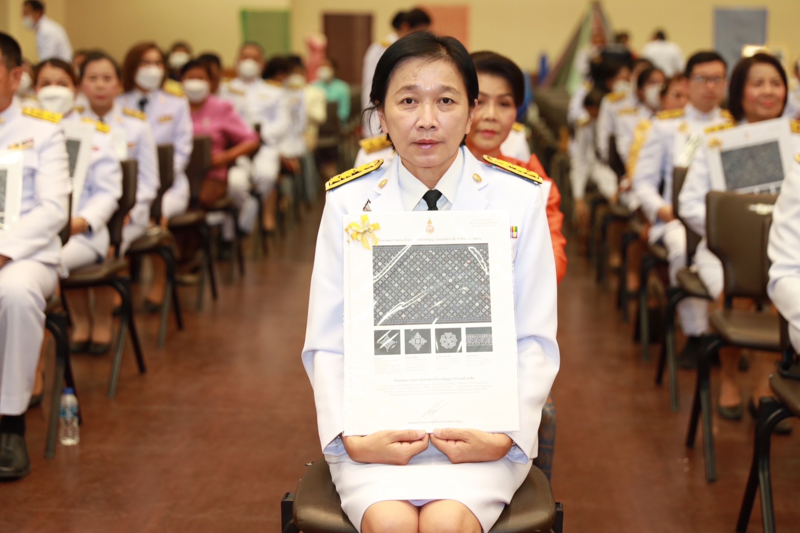 ?จังหวัดขอนแก่น : จัดพิธีมอบลายผ้าพระราชทาน “ผ้าลายดอกรักราชกัญญา”