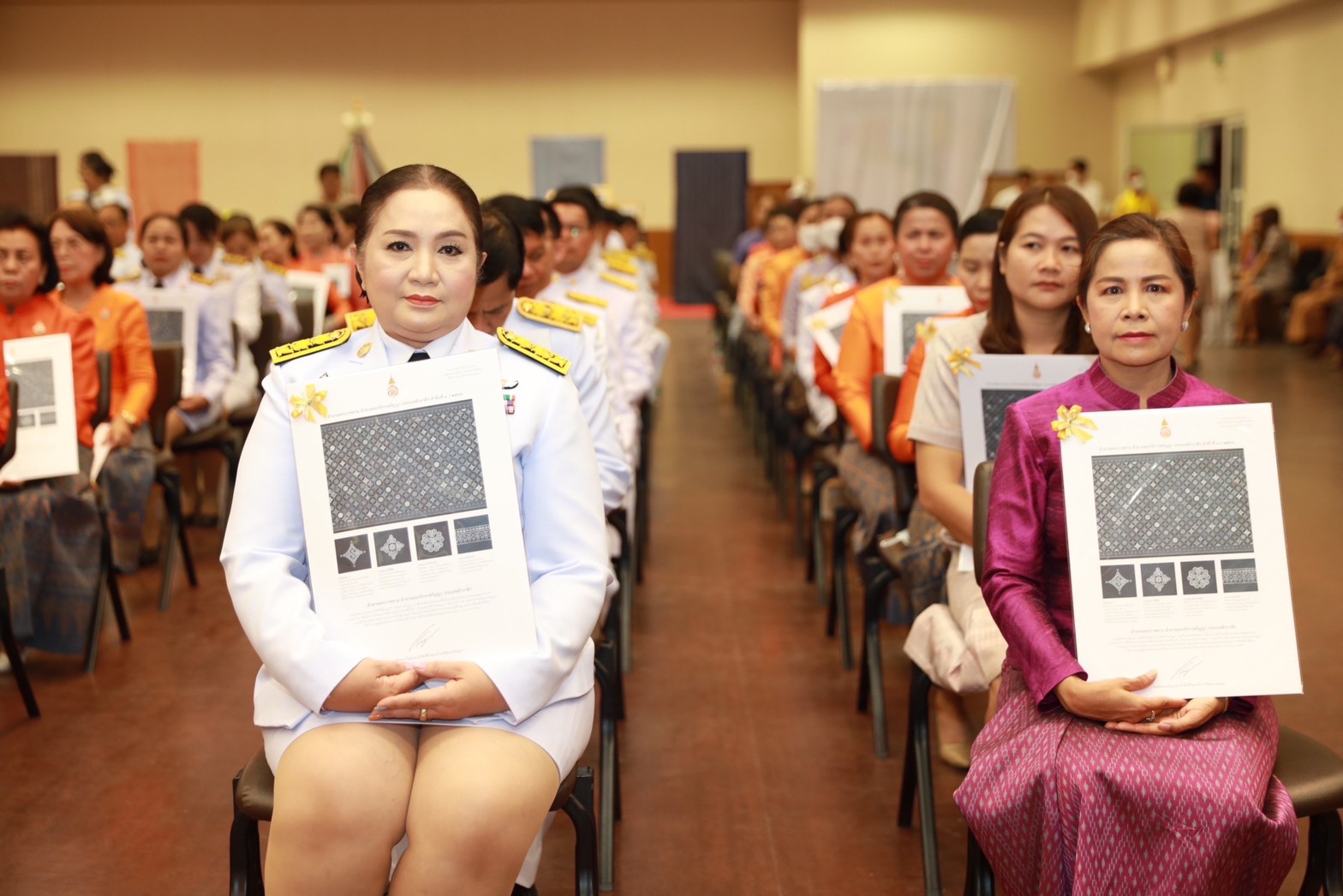 ?จังหวัดขอนแก่น : จัดพิธีมอบลายผ้าพระราชทาน “ผ้าลายดอกรักราชกัญญา”