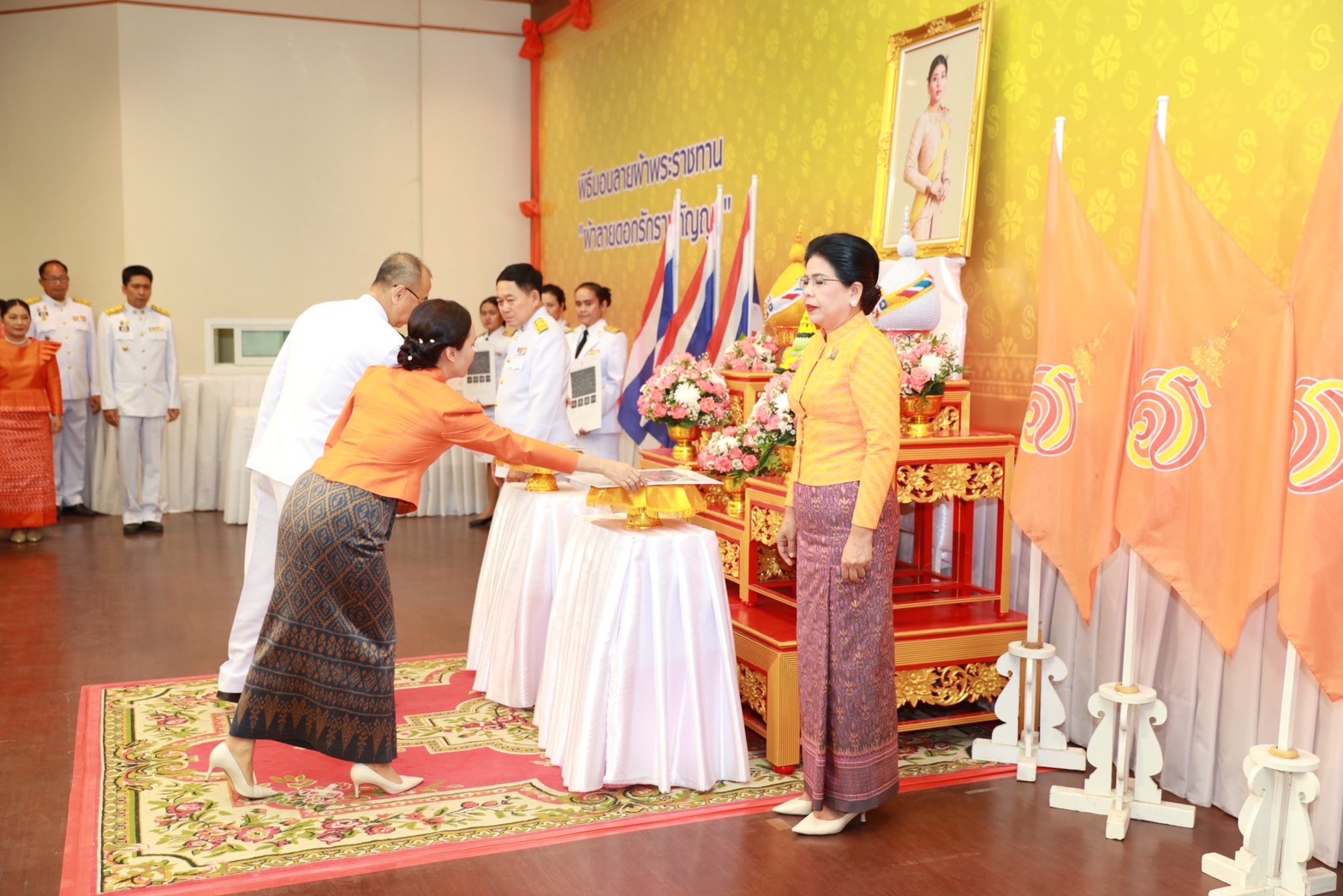 ?จังหวัดขอนแก่น : จัดพิธีมอบลายผ้าพระราชทาน “ผ้าลายดอกรักราชกัญญา”