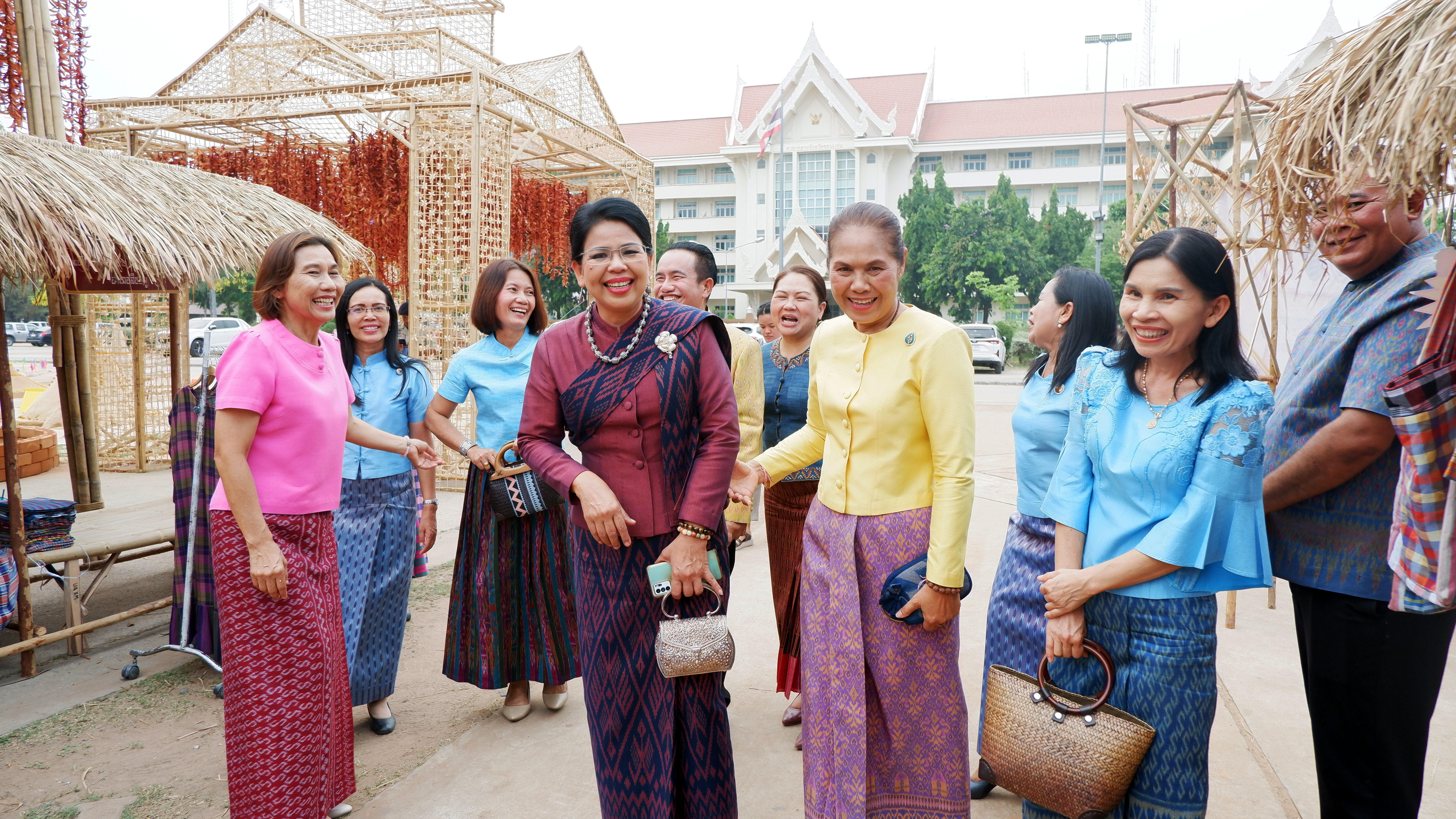 ? พช.ขอนแก่น : กระตุ้นเศรษฐกิจ จัดตลาดส่งเสริมช่องทางการตลาดผลิตภัณฑ์กลุ่มอาชีพสมาชิกกองทุนพัฒนาบทบาทสตรี