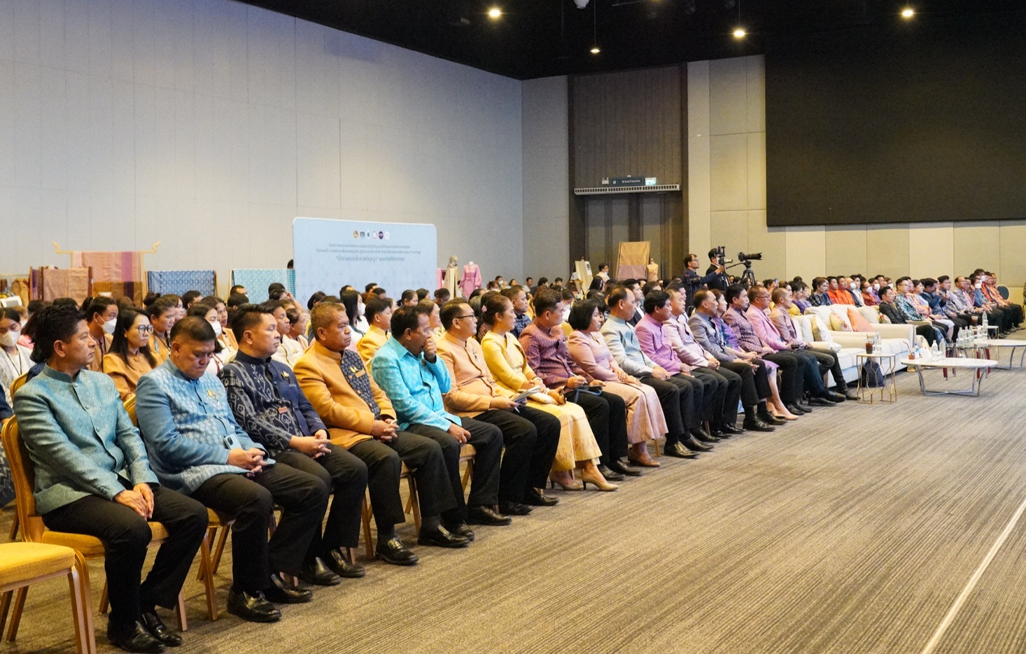 ?พช.ขอนแก่น : ร่วมงานพิธีแถลงข่าวประกวดผ้าลายพระราชทาน “ผ้าลายดอกรักราชกัญญา” ณ มณฑาทิพย์ ฮอลล์ ต.หมากแข้ง อ.เมืองอุดรธานี จ.อุดรธานี