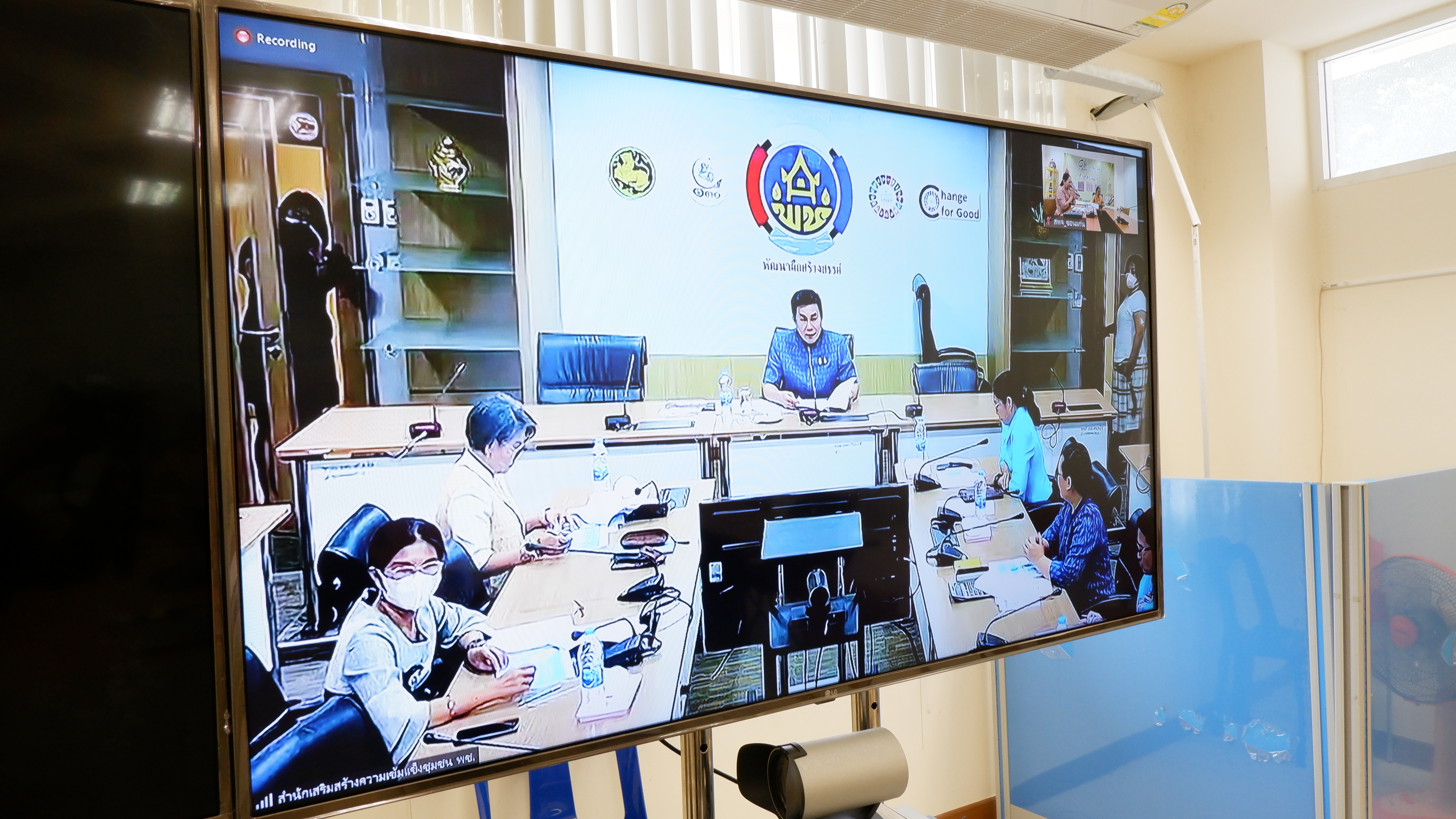 ? พช.ขอนแก่น : ร่วมประชุมเพื่อสร้างความรู้ ความเข้าใจพื้นที่ดำเนินการตามโครงการต่อยอดพื้นที่ทฤษฎีใหม่เพื่อพัฒนาคุณภาพชีวิตและยกระดับเศรษฐกิจฐานราก และโมเดลเศรษฐกิจใหม่ ผ่านระบบ Zoom Cloud Meeting