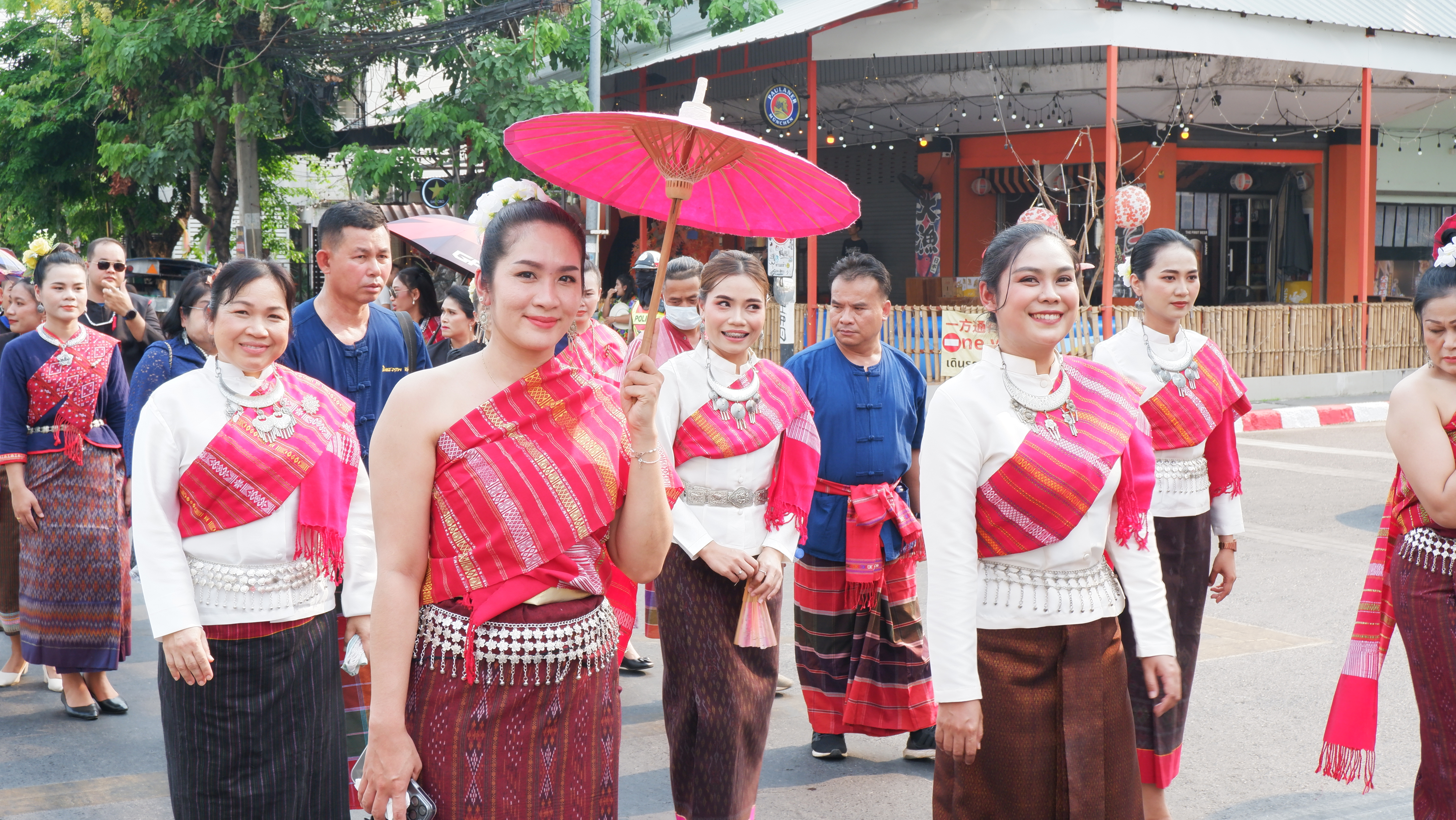 ? จังหวัดขอนแก่น : เปิดงานสืบสานประเพณีสงกรานต์ ภายใต้แนวคิด วิถีไทบ้านขอนแก่น ร่วมสานใจสู่สากล