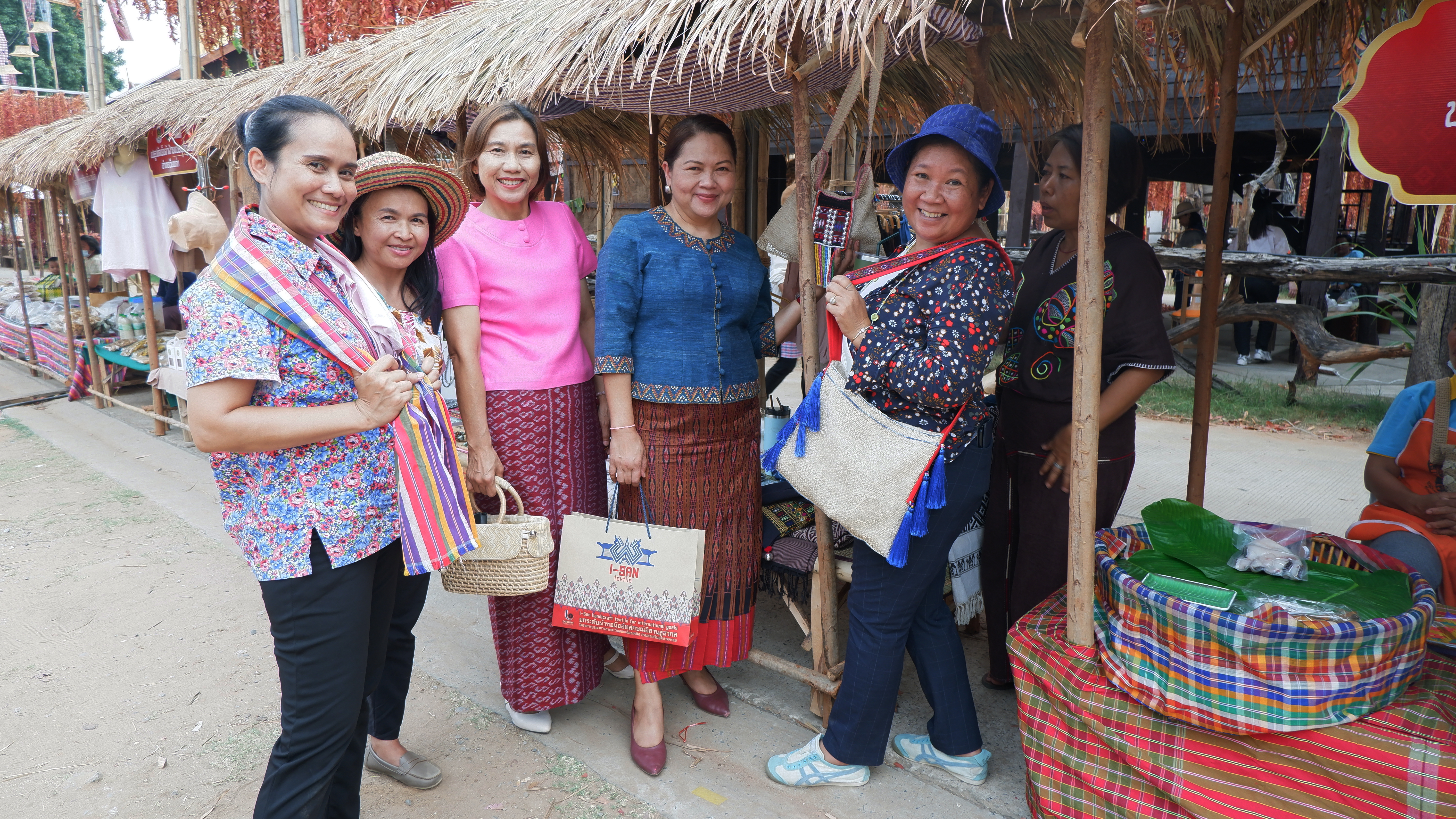 ? พช.ขอนแก่น : กระตุ้นเศรษฐกิจ จัดตลาดส่งเสริมช่องทางการตลาดผลิตภัณฑ์กลุ่มอาชีพสมาชิกกองทุนพัฒนาบทบาทสตรี
